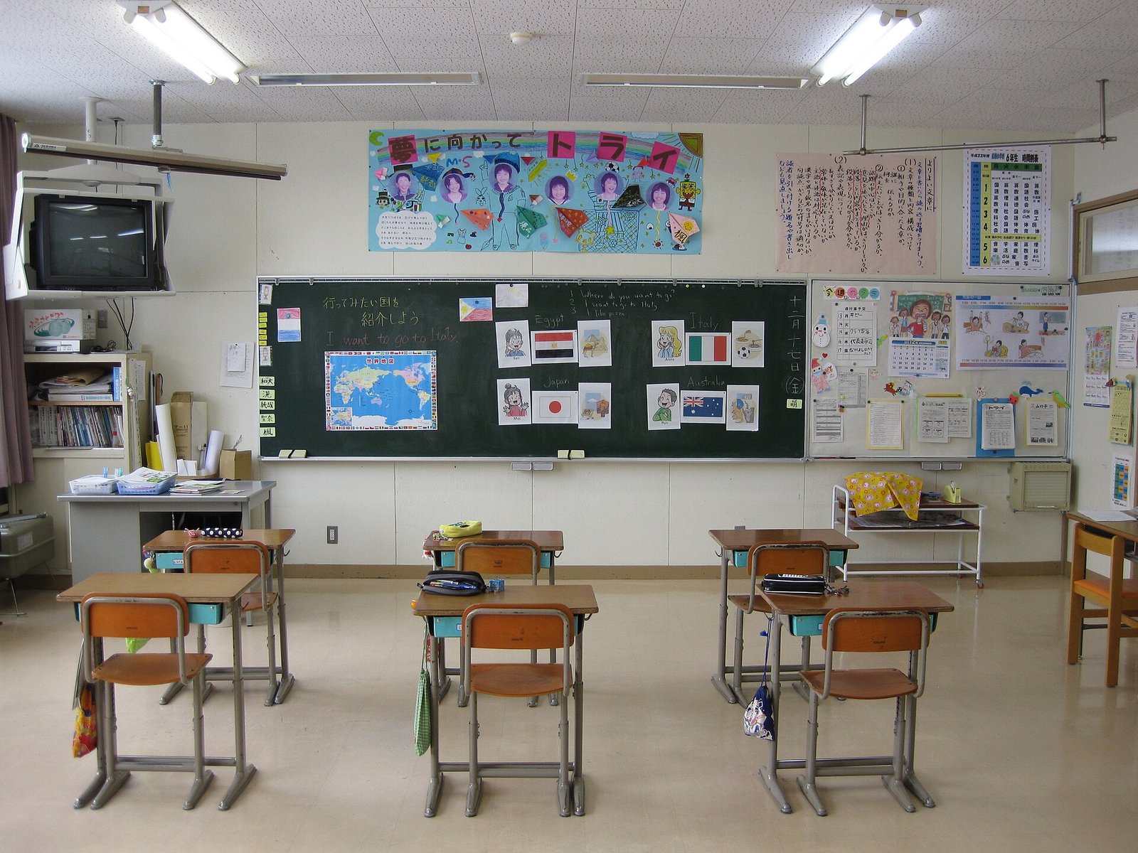 黒板のある小学校の教室（資料写真・ウィキメディア・コモンズ）