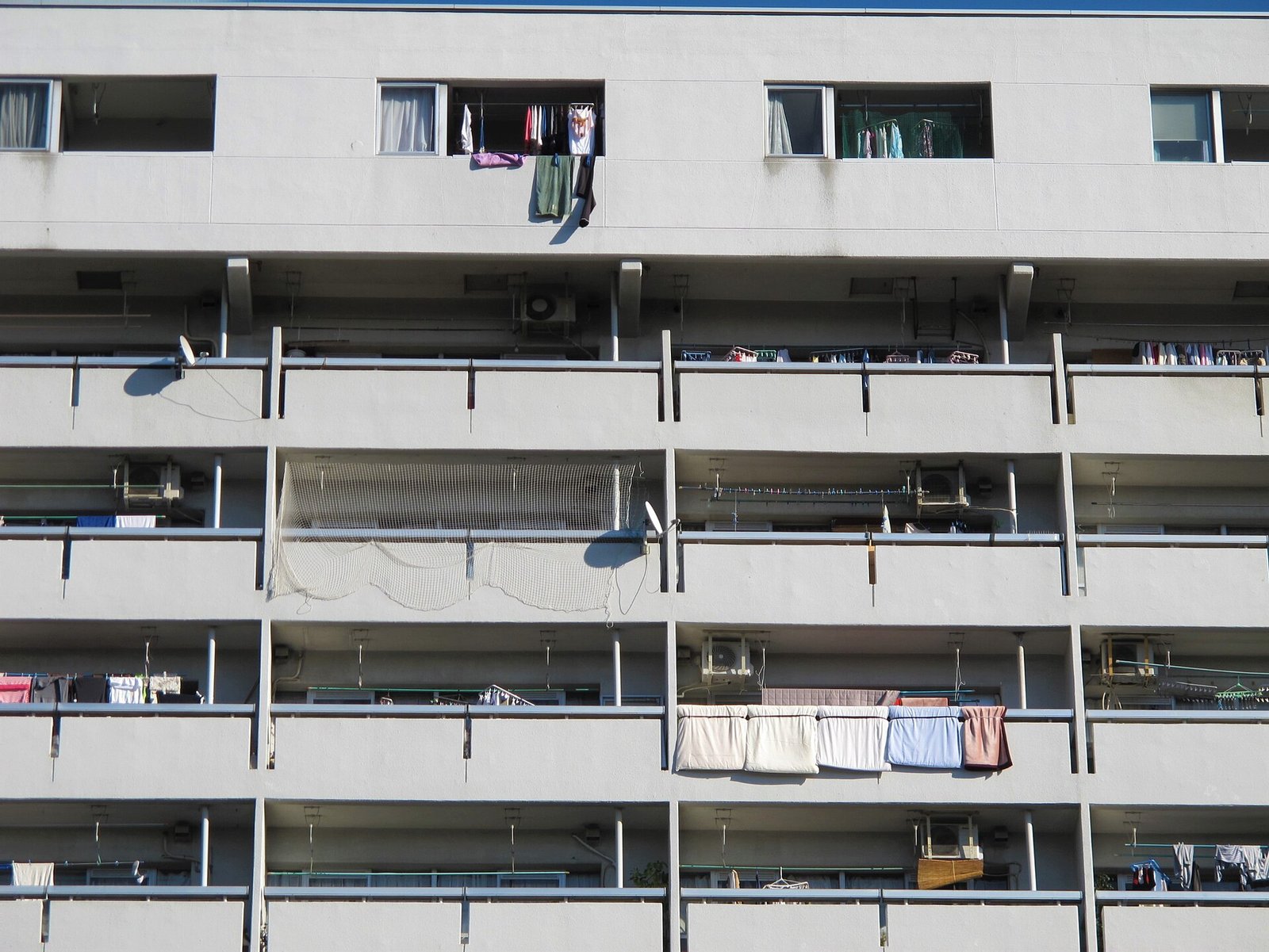 ベランダのならぶ集合住宅(資料写真)