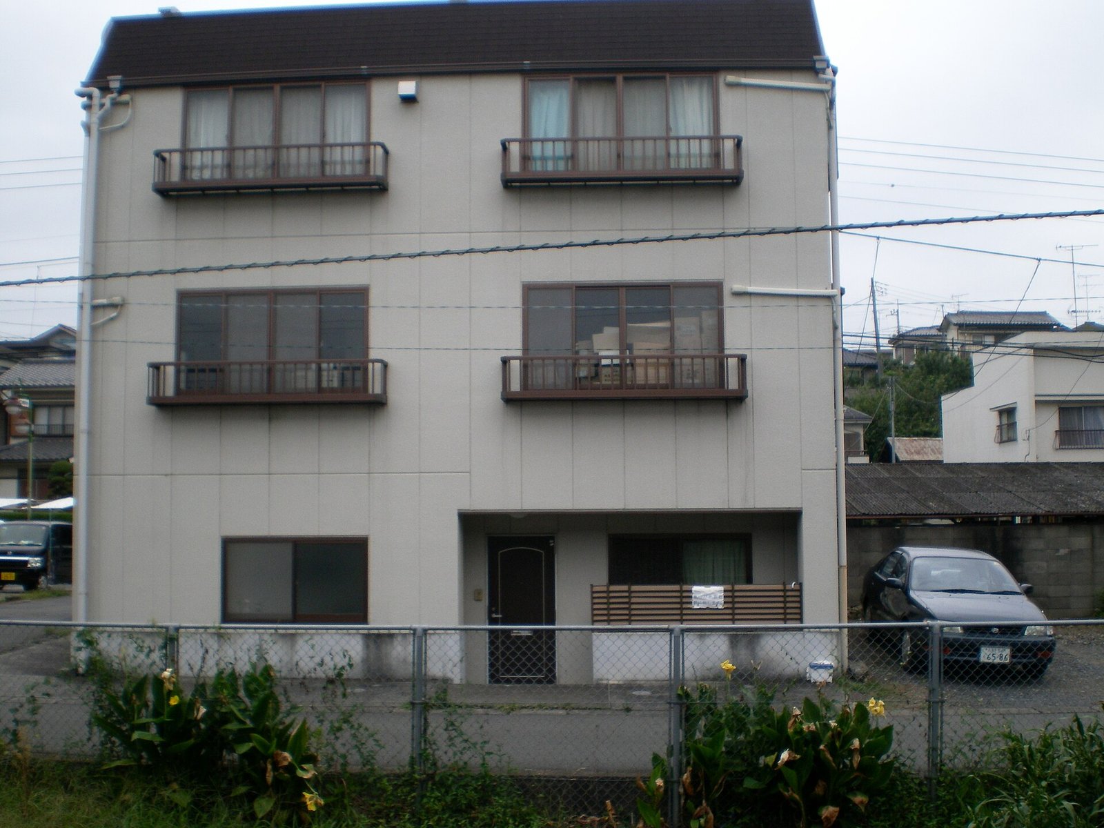 二階建てのアパート(資料写真)