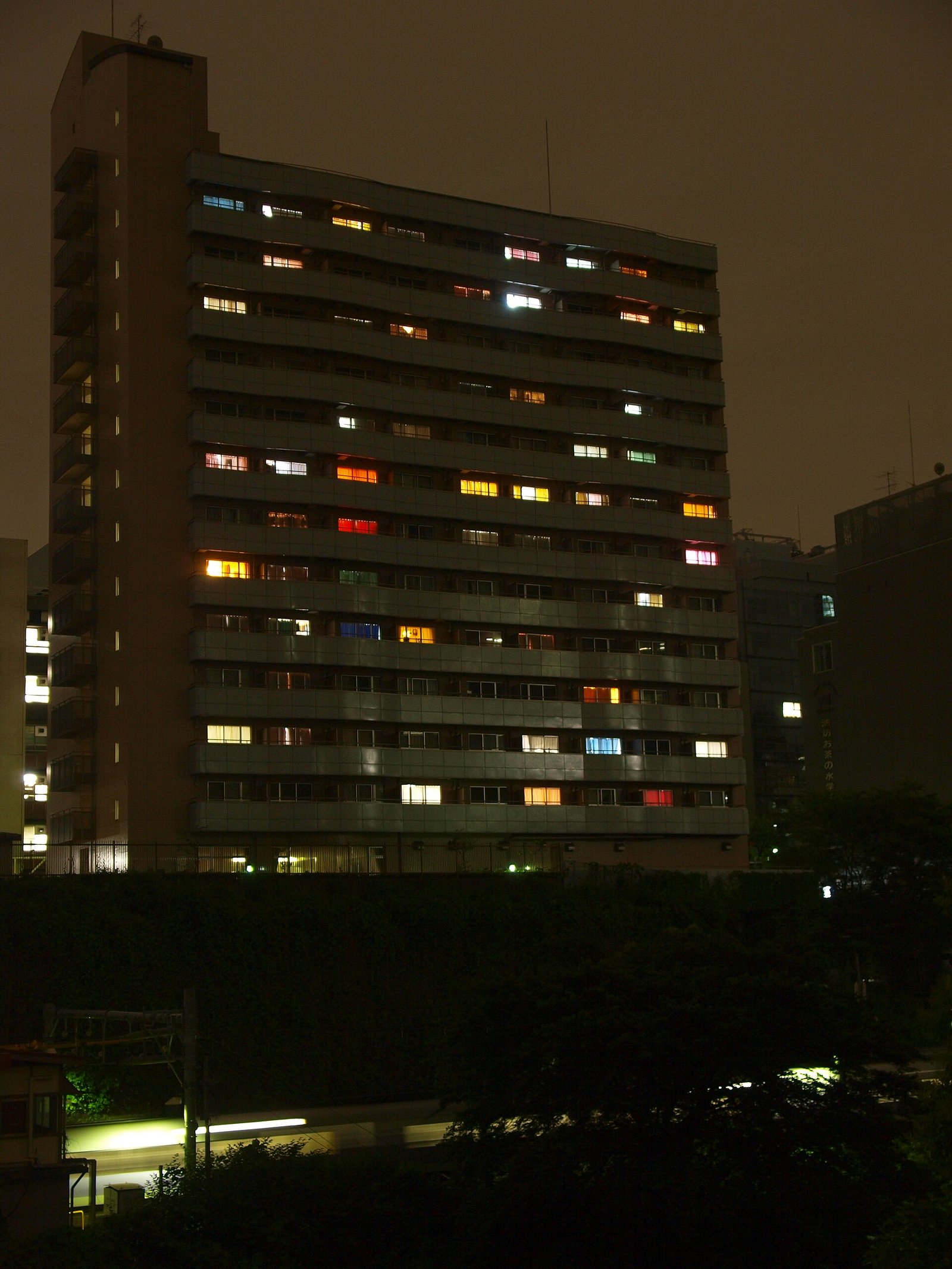夜の集合住宅(資料写真)