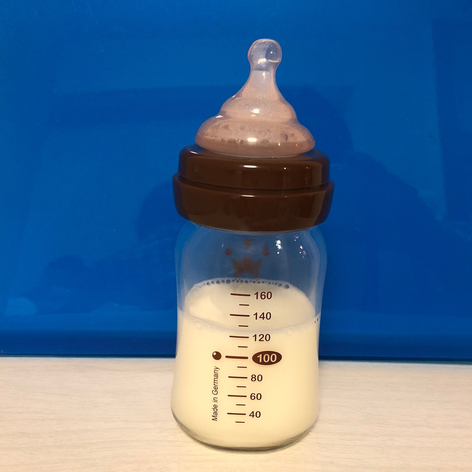 ミルクの入った哺乳瓶(イメージ)