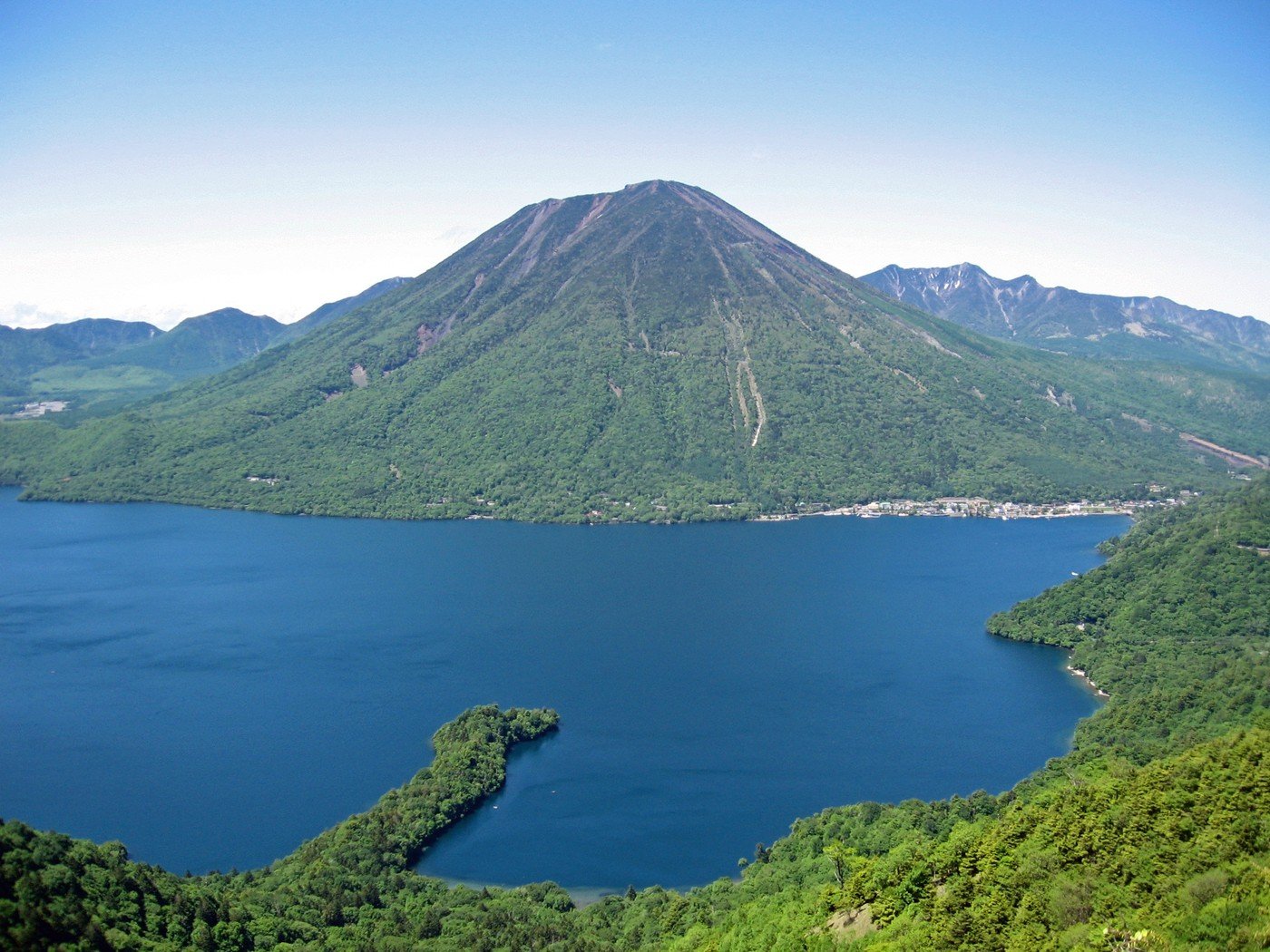 栃木県日光市の中禅寺湖と男体山
