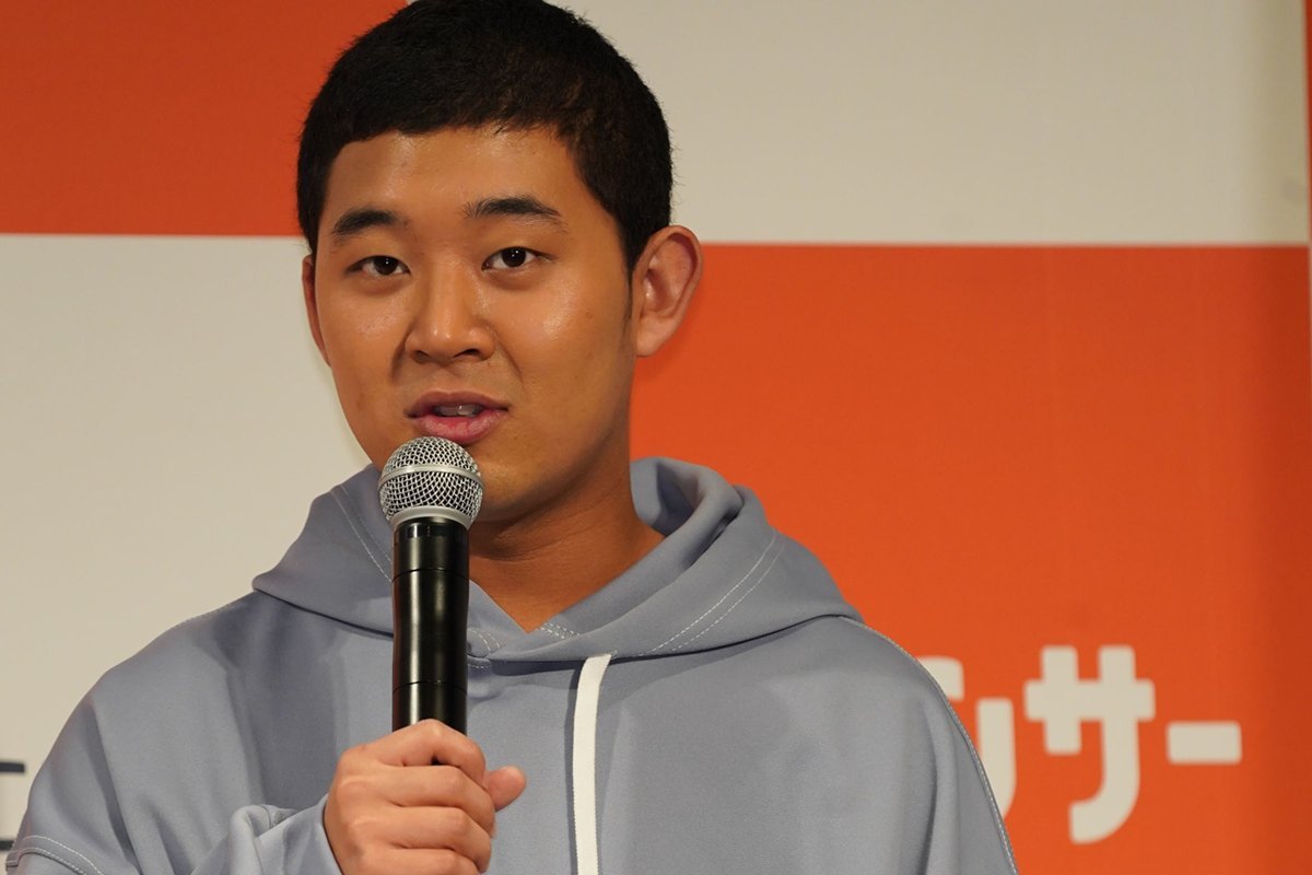 マイクを持って話す後藤拓実さん