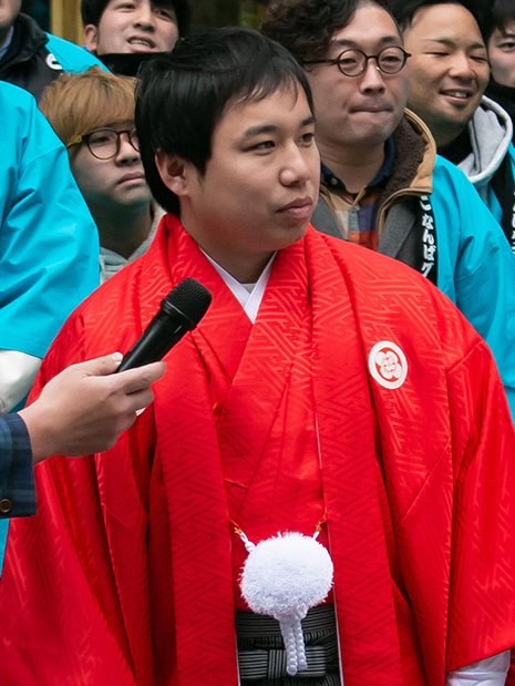 紋付袴姿でインタビューを受ける霜降り明星せいやさん