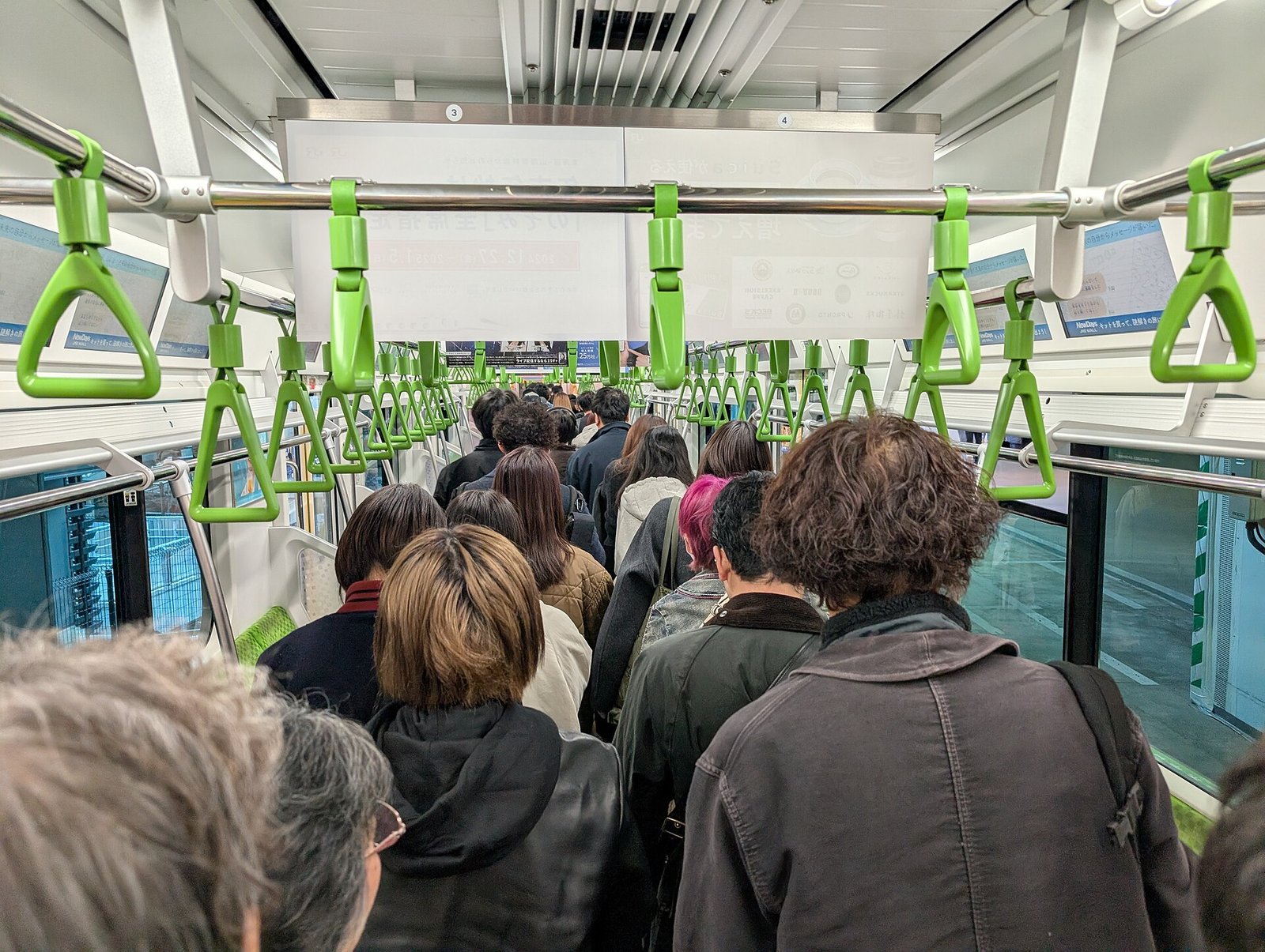 満員の通勤電車の車内