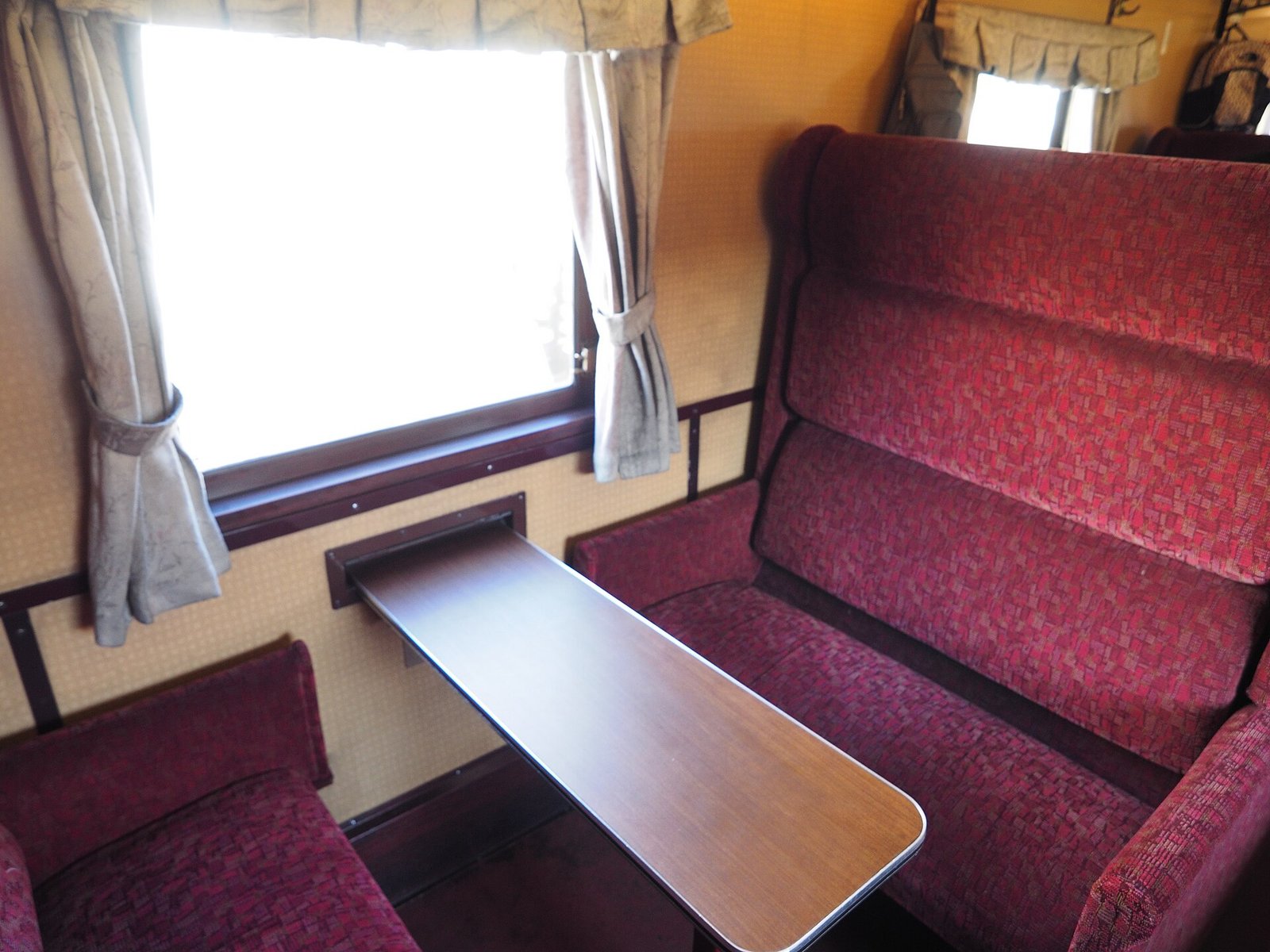 レトロな列車の座席(イメージ)
