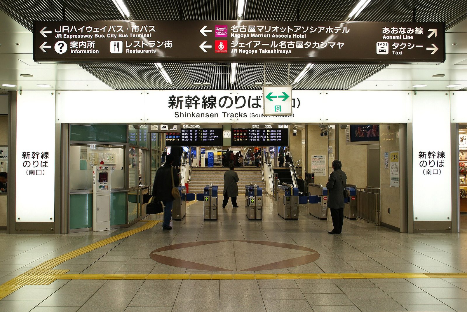 駅の改札口の様子