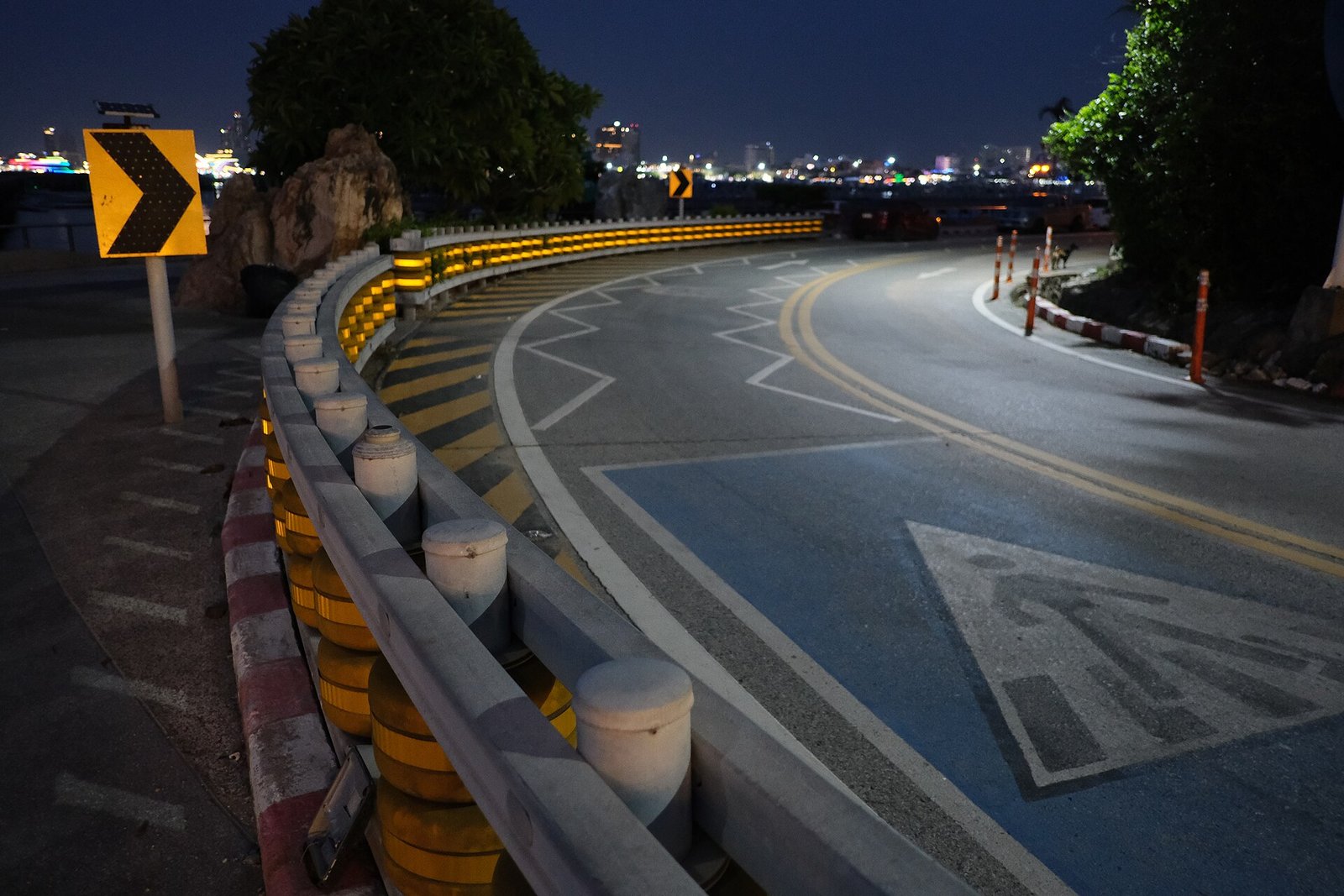 夜のカーブ区間。イメージ画像です