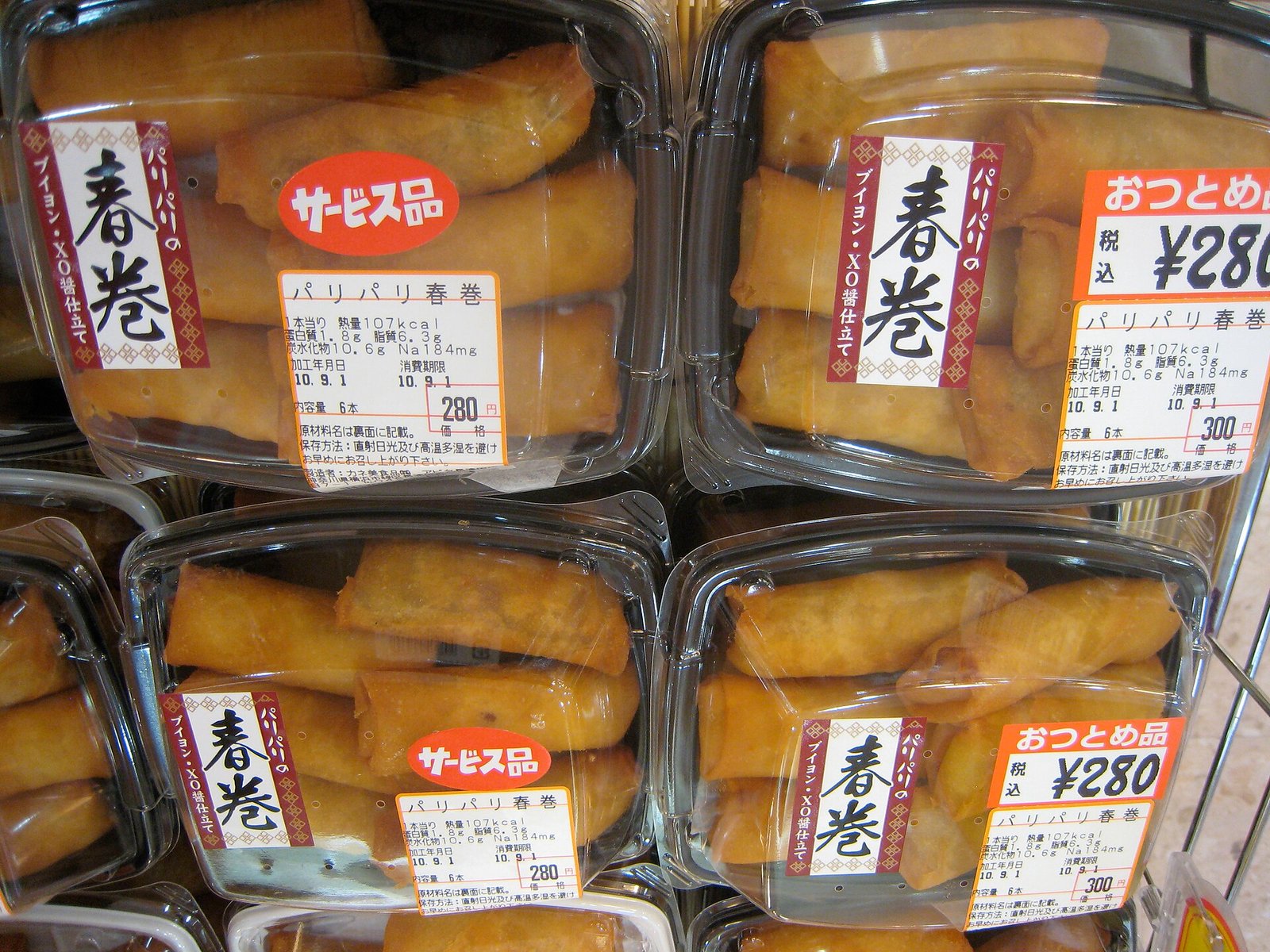 値引きシールが貼られた総菜コーナー