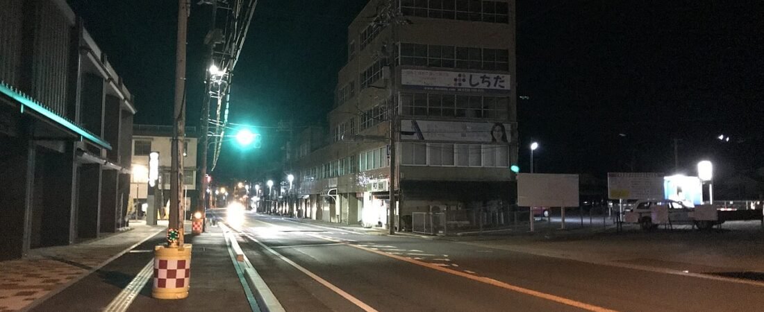 92歳女性をはねて逃げた疑い、19歳を逮捕 現場にはヘッドライトの破片