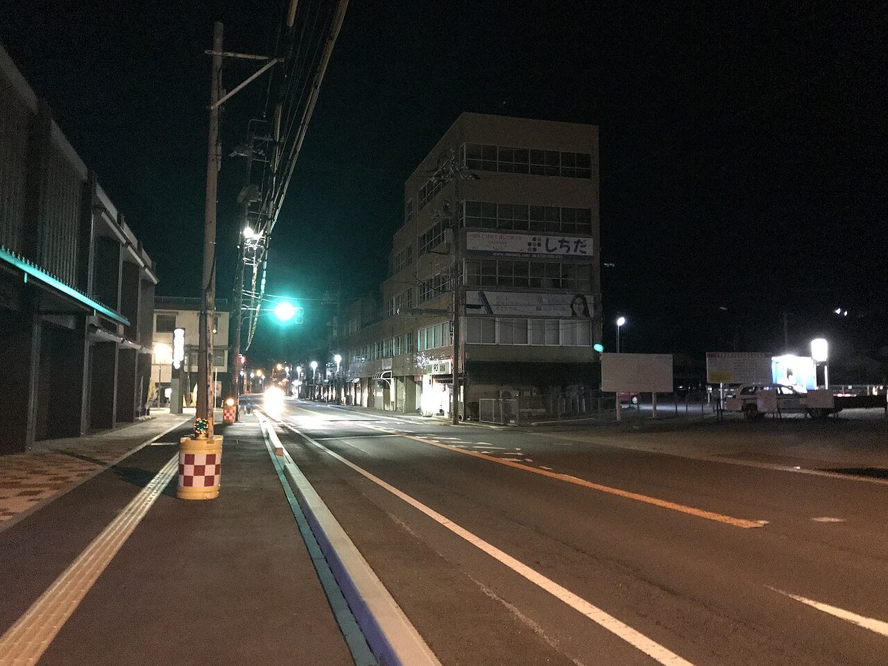 92歳女性をはねて逃げた疑い、19歳を逮捕 現場にはヘッドライトの破片