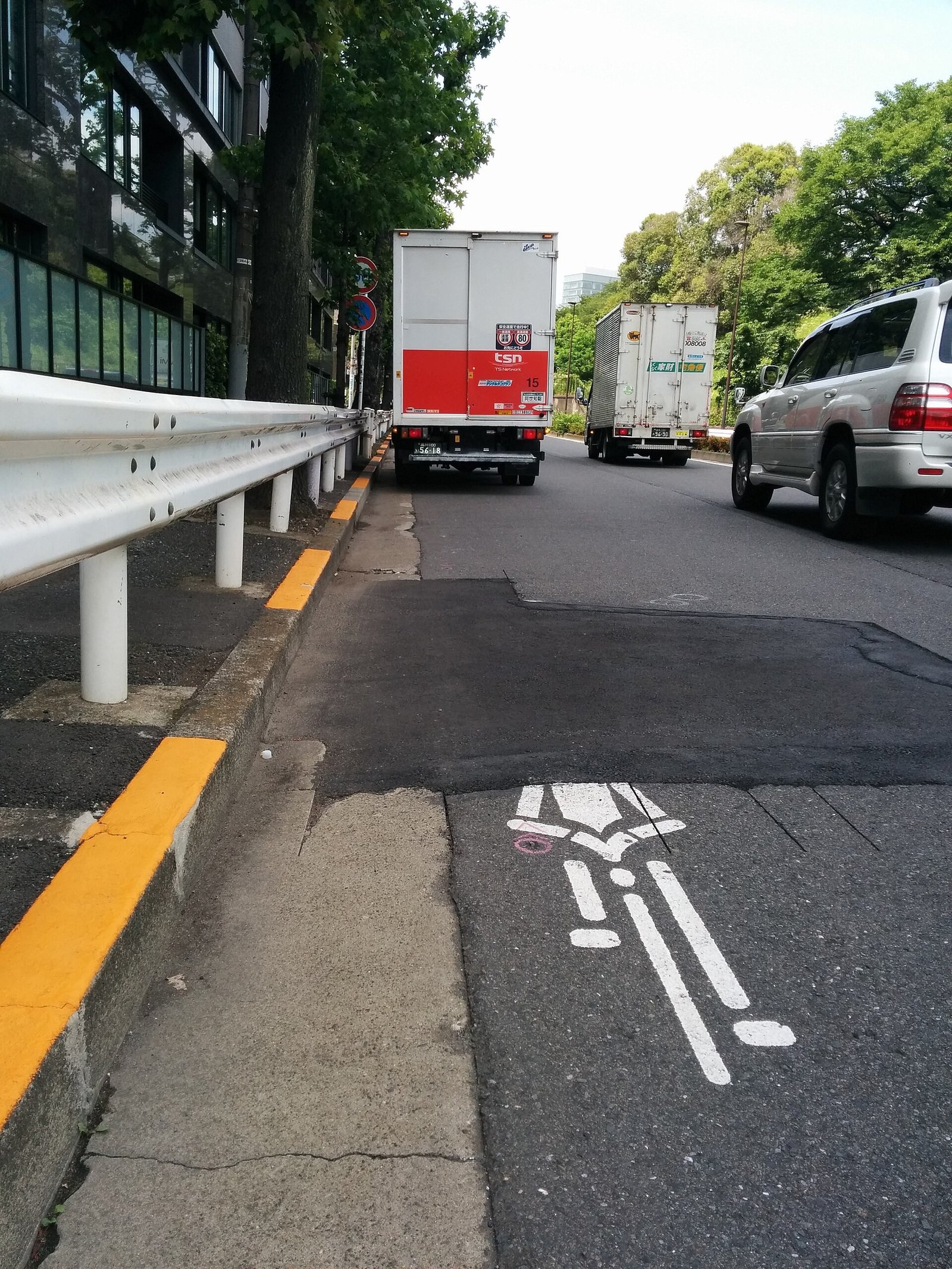 港区の自転車レーン。こういう専用レーンがある道はまだ少数派。※イメージ