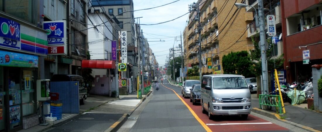 警視庁が黄色いセンターラインを白に塗り直す。「順序が逆」と言われる理由を、数字で確認してみた
