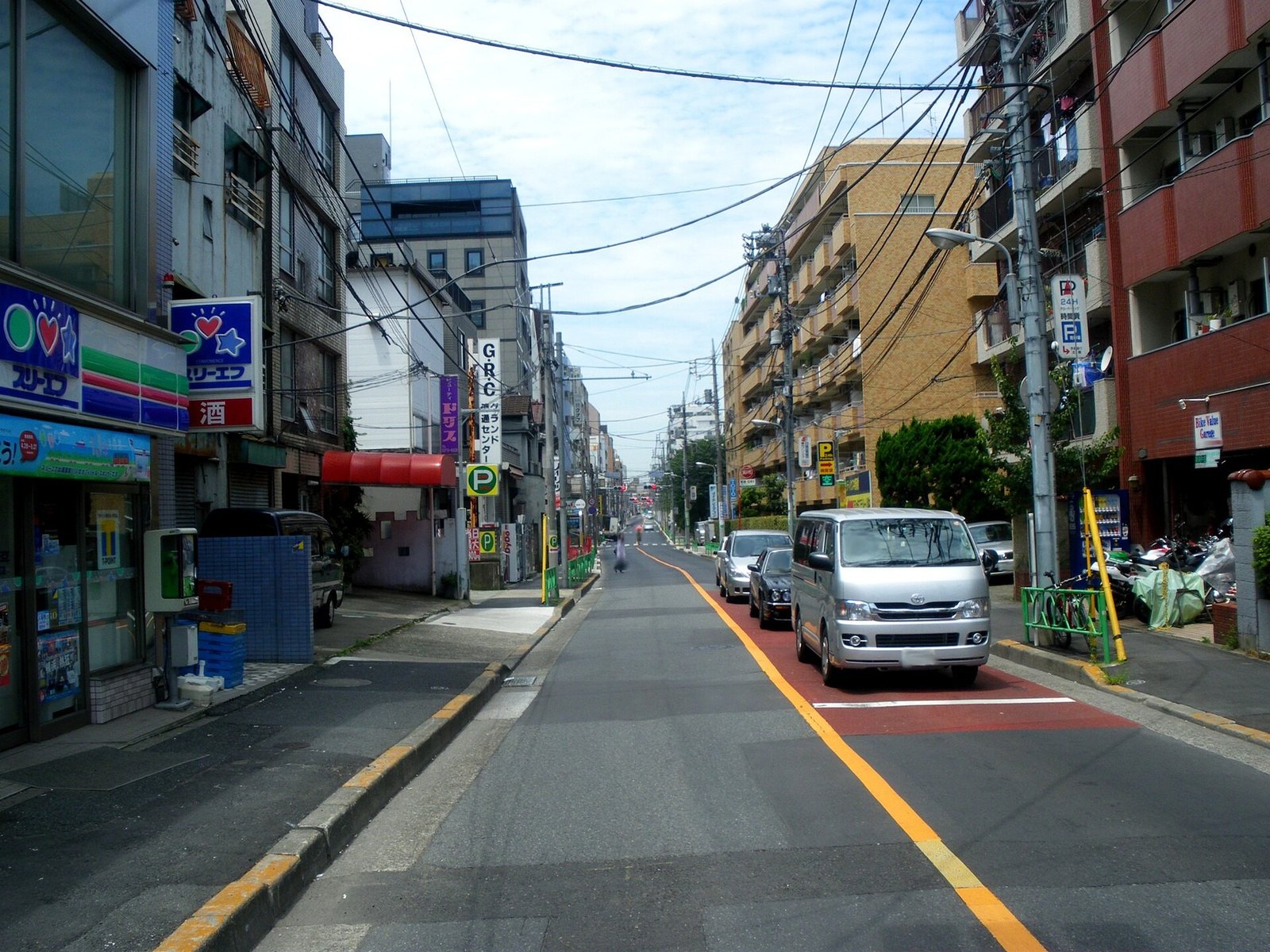 警視庁が黄色いセンターラインを白に塗り直す。「順序が逆」と言われる理由を、数字で確認してみた