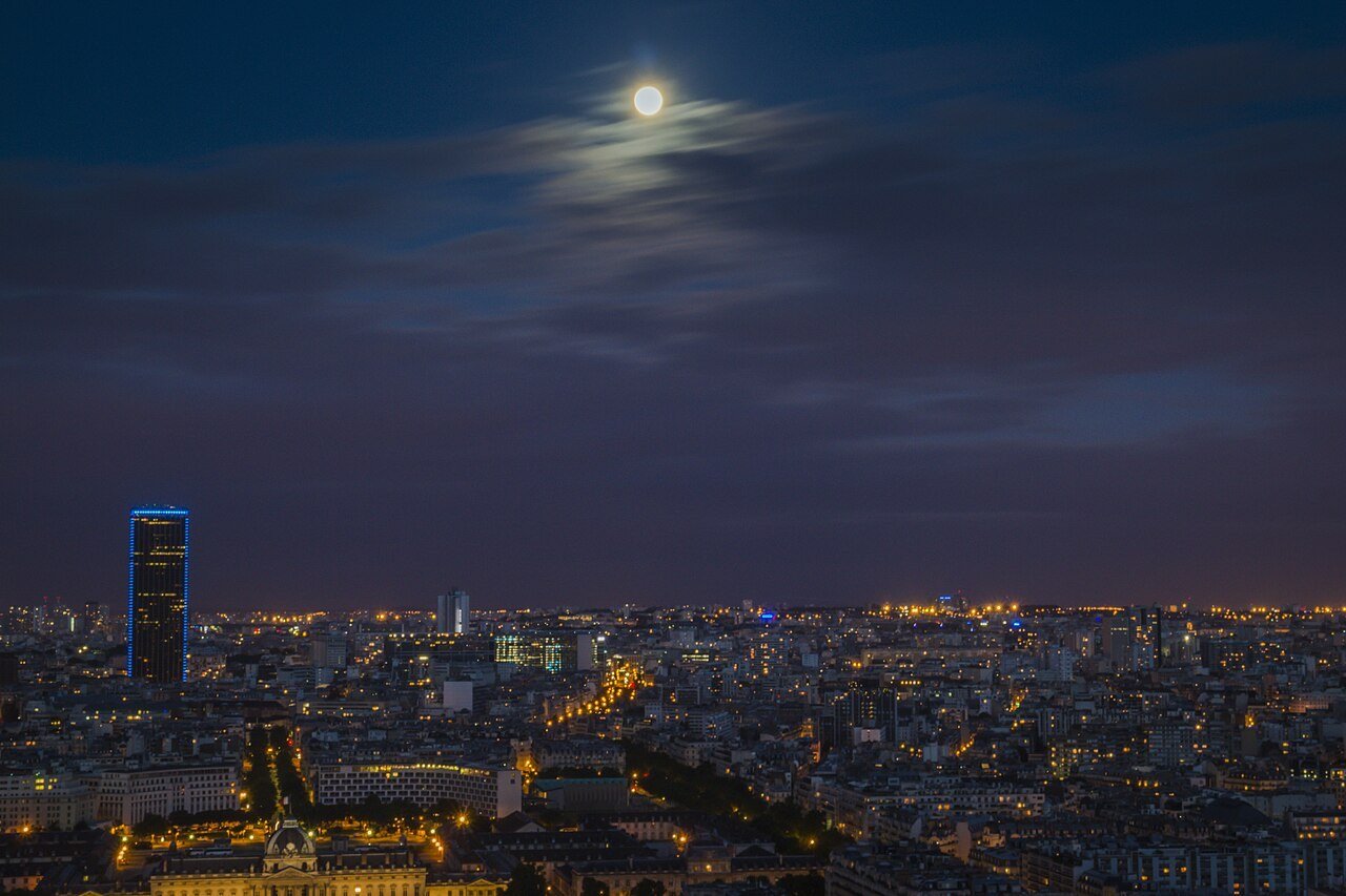 夜空に浮かぶ月（イメージ）