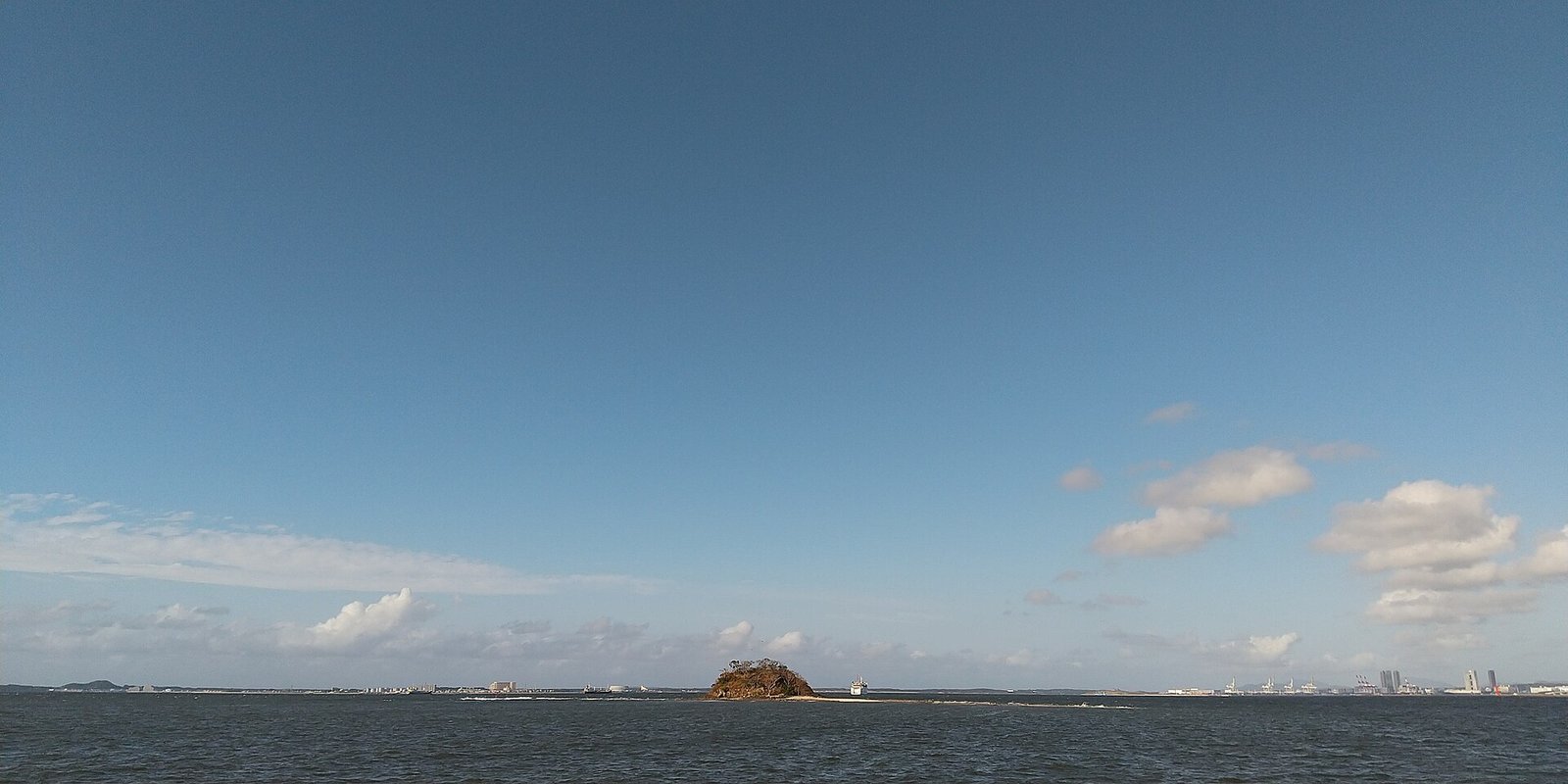 博多湾。断層帯は玄界灘からこの湾を通って陸に続いている（資料写真・ウィキメディア・コモンズ）