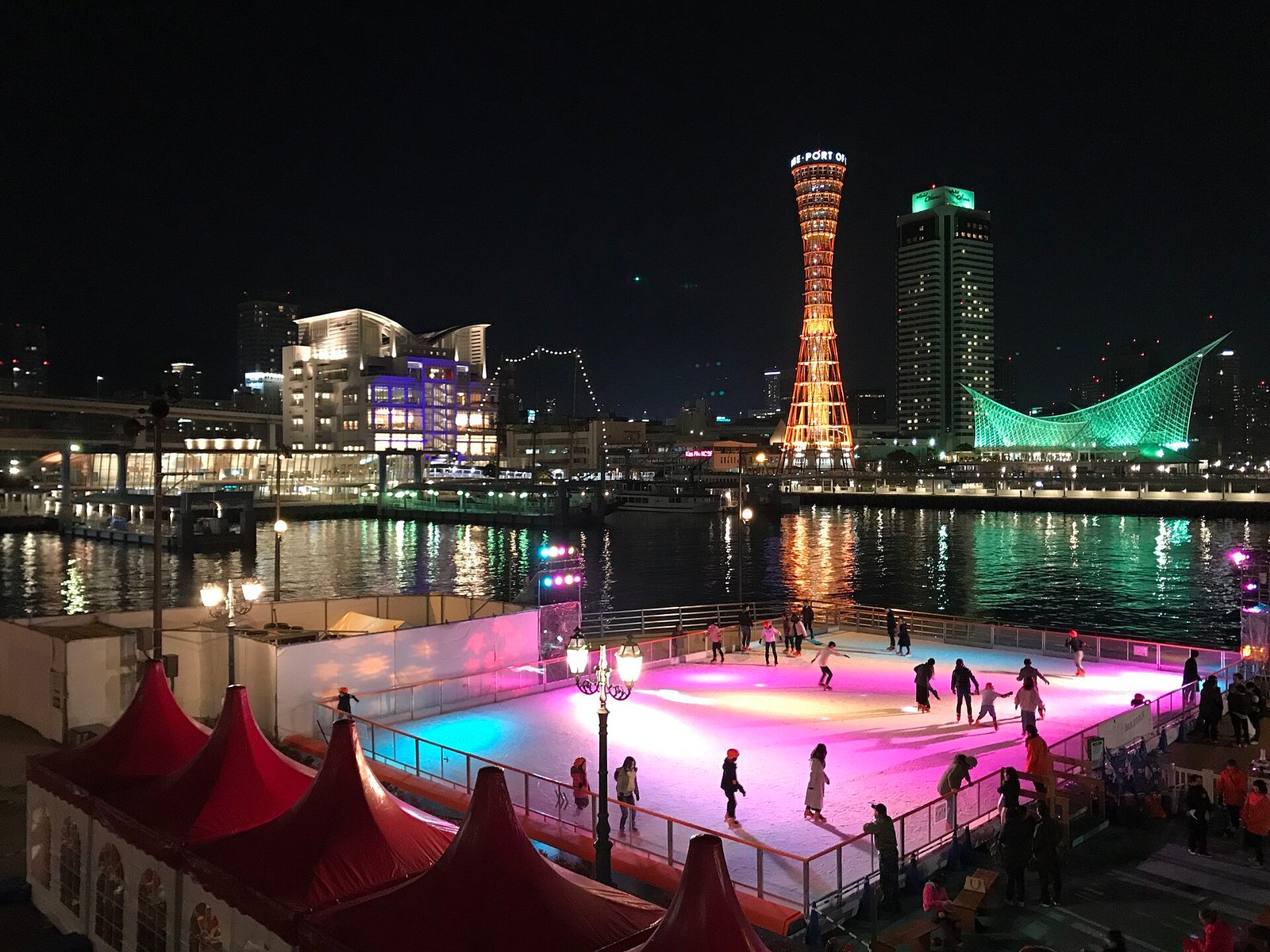 夜の神戸港。神戸のタンカー船会社の話題（資料写真・ウィキメディア・コモンズ）