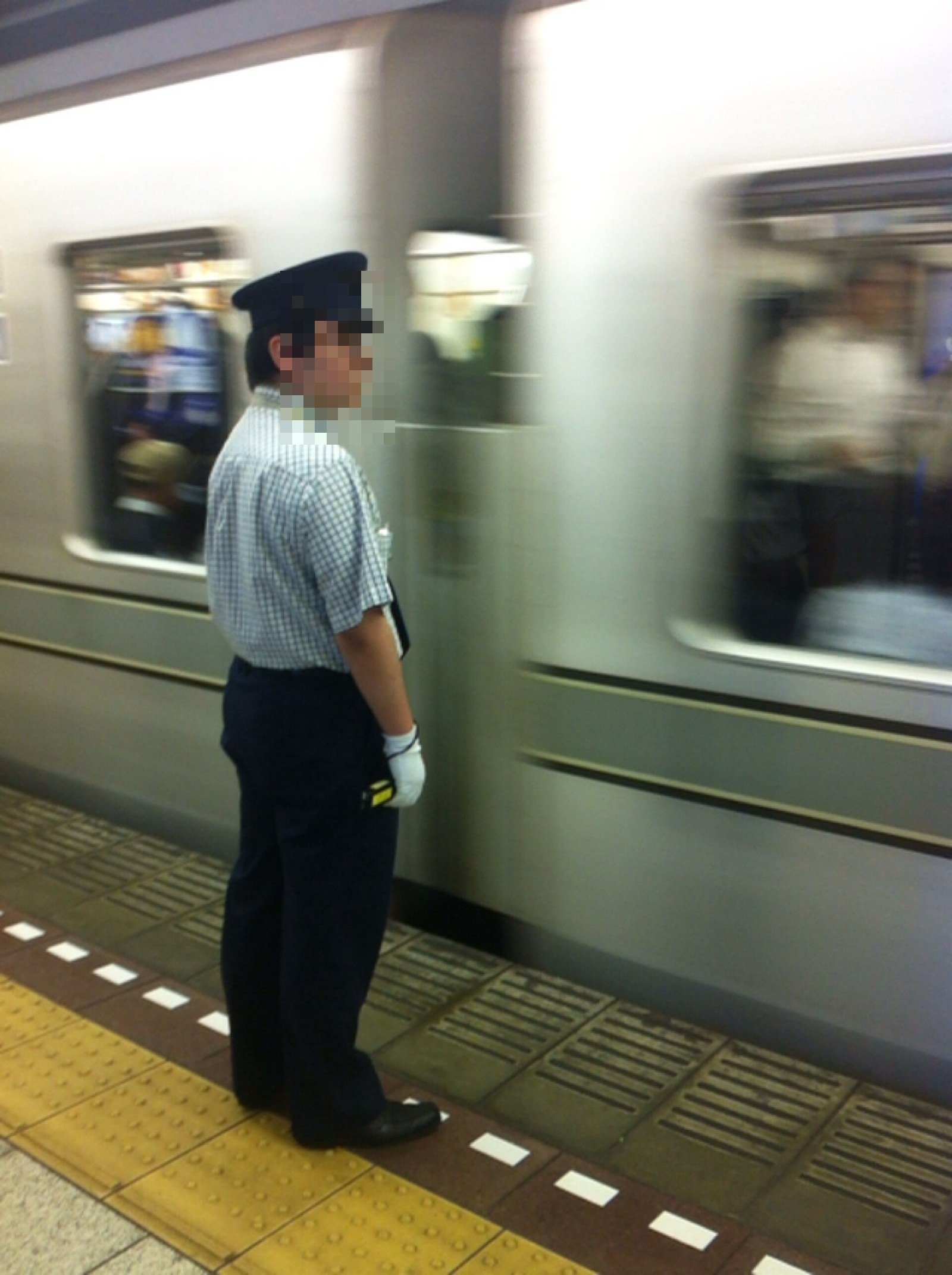 ホームに立つ駅員（資料写真・東京メトロ日比谷線、ウィキメディア・コモンズ）