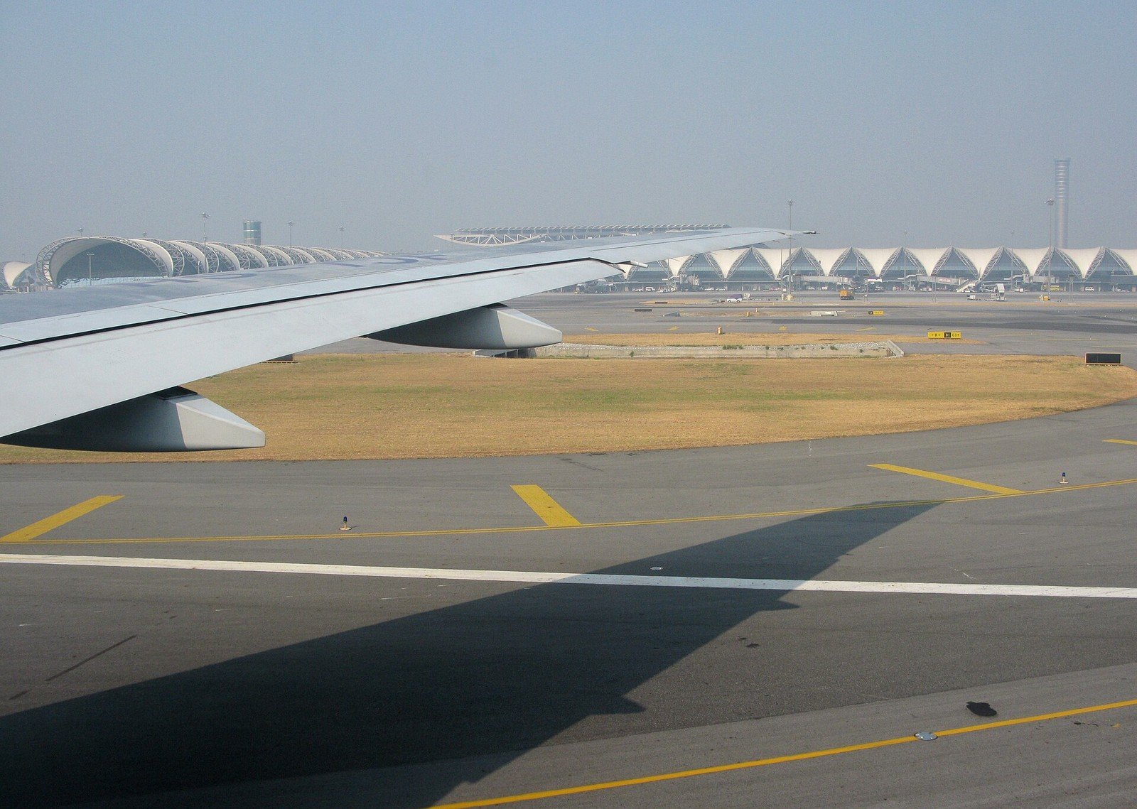 スワンナプーム空港の機内から見た景色(写真: Vyacheslav Argenberg / CC BY 4.0(ウィキメディア・コモンズ)、イメージ写真)