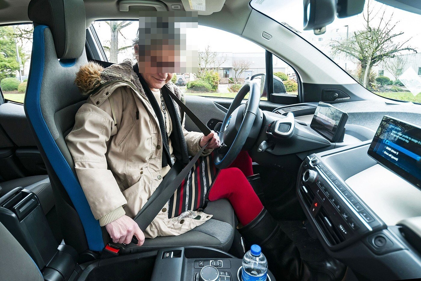 シートベルトを締める様子（資料写真、撮影：Oregon Department of Transportation / CC BY 2.0、ウィキメディア・コモンズ、顔はぼかしています）