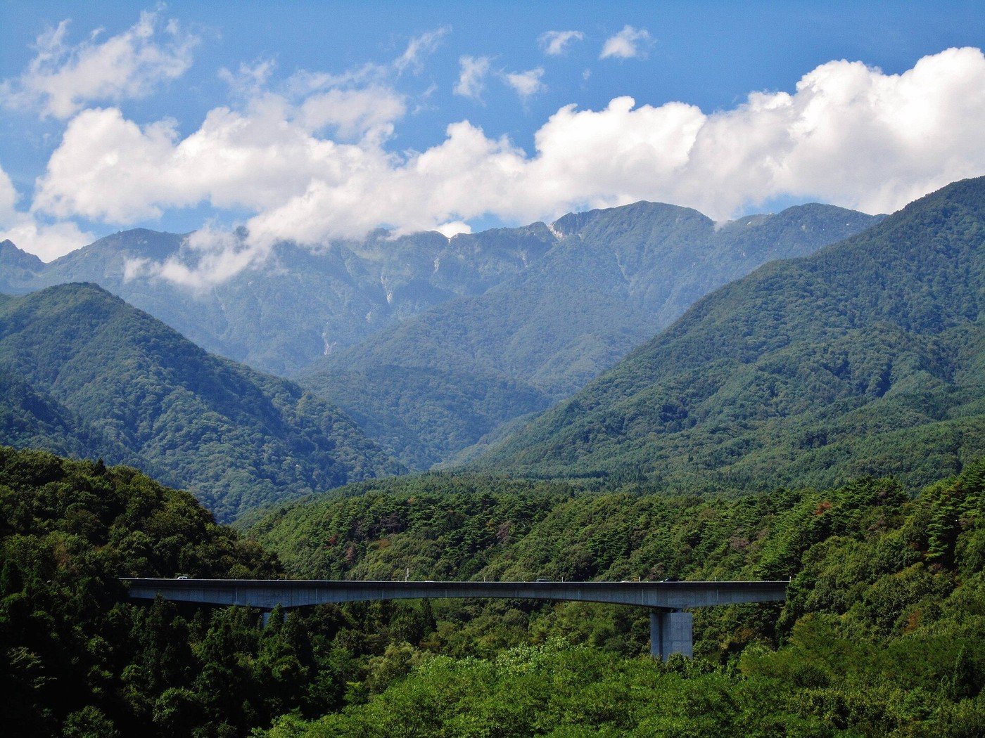 山あいを通る中央道（資料写真、撮影：Qurren / CC BY-SA 3.0、ウィキメディア・コモンズ）