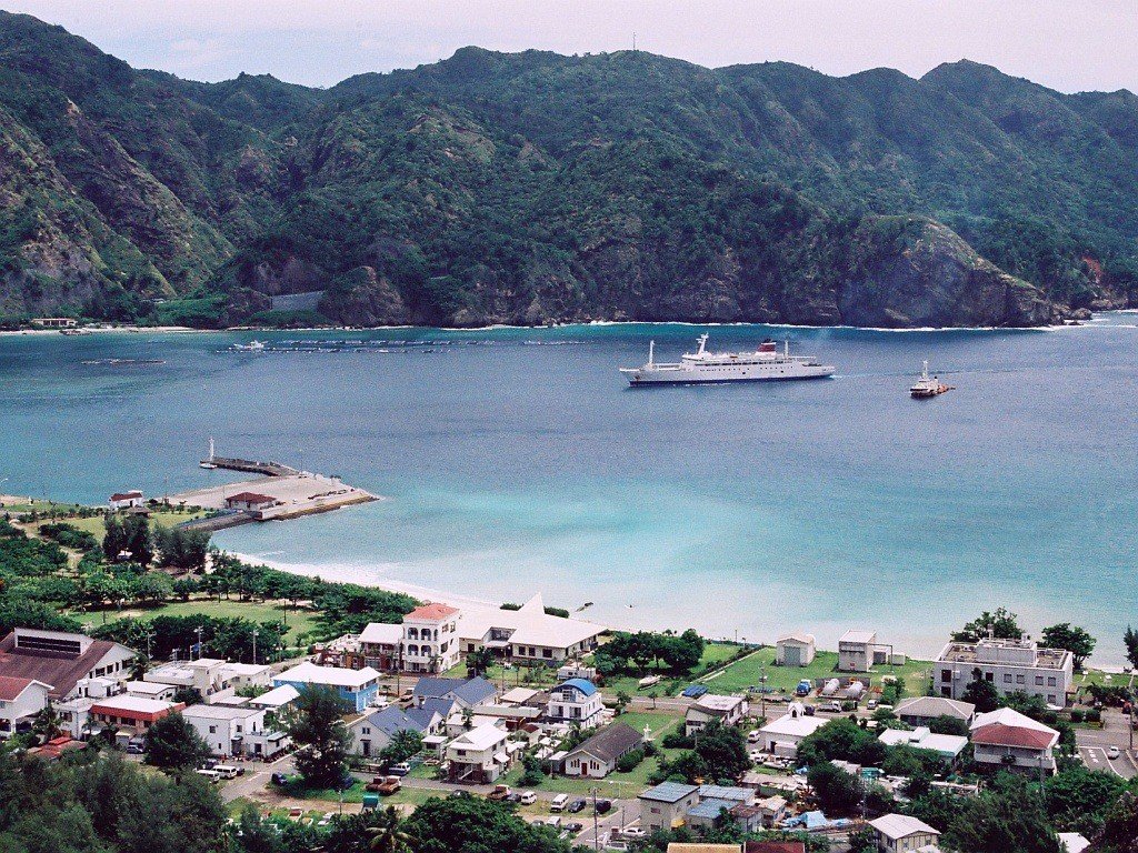 父島の二見港（資料写真、写真: Si-take. / CC BY-SA 3.0（ウィキメディア・コモンズ））