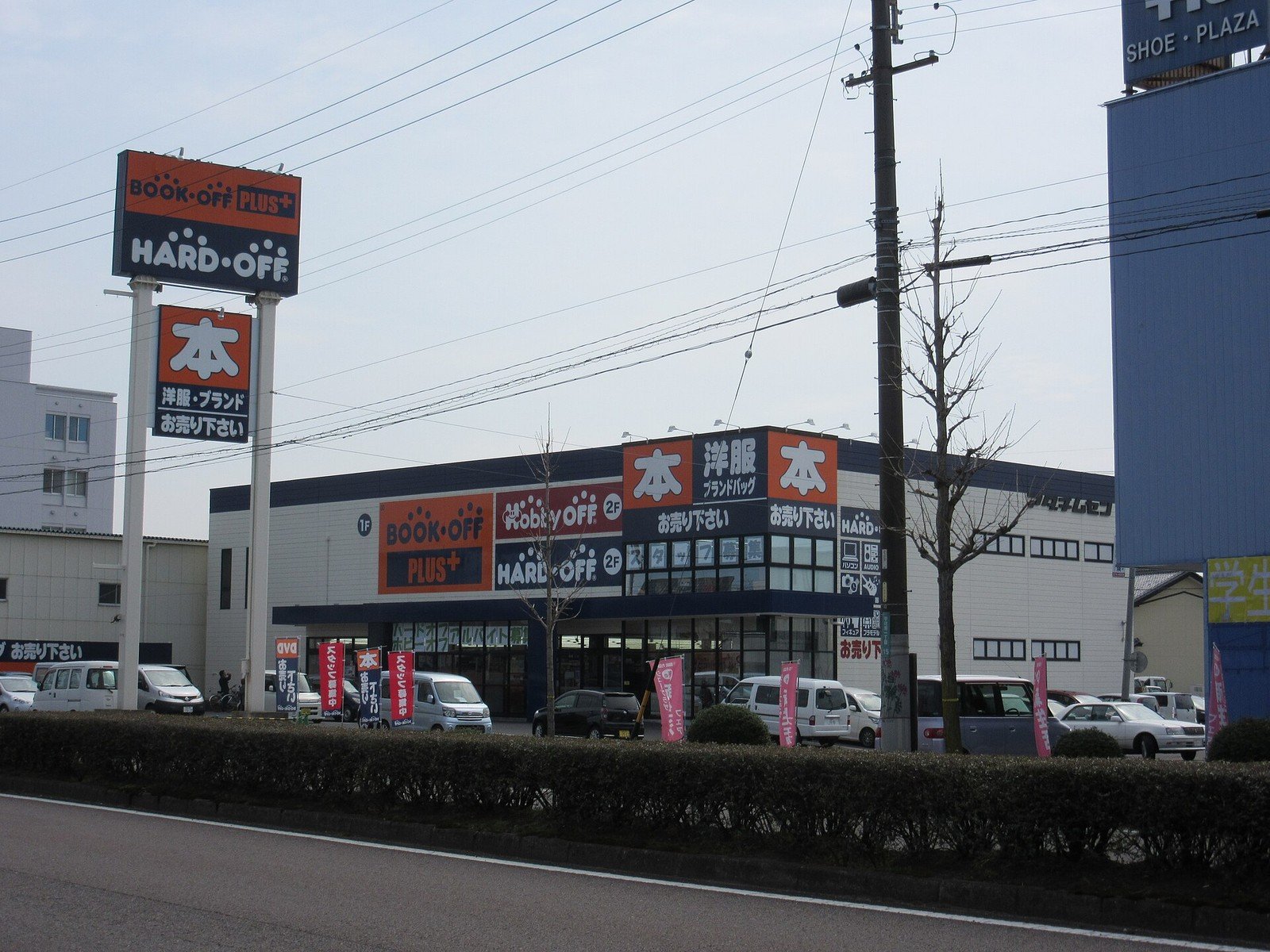 岐阜の店舗の外観（写真: Opqr / CC BY-SA 4.0（ウィキメディア・コモンズ）、イメージ写真）
