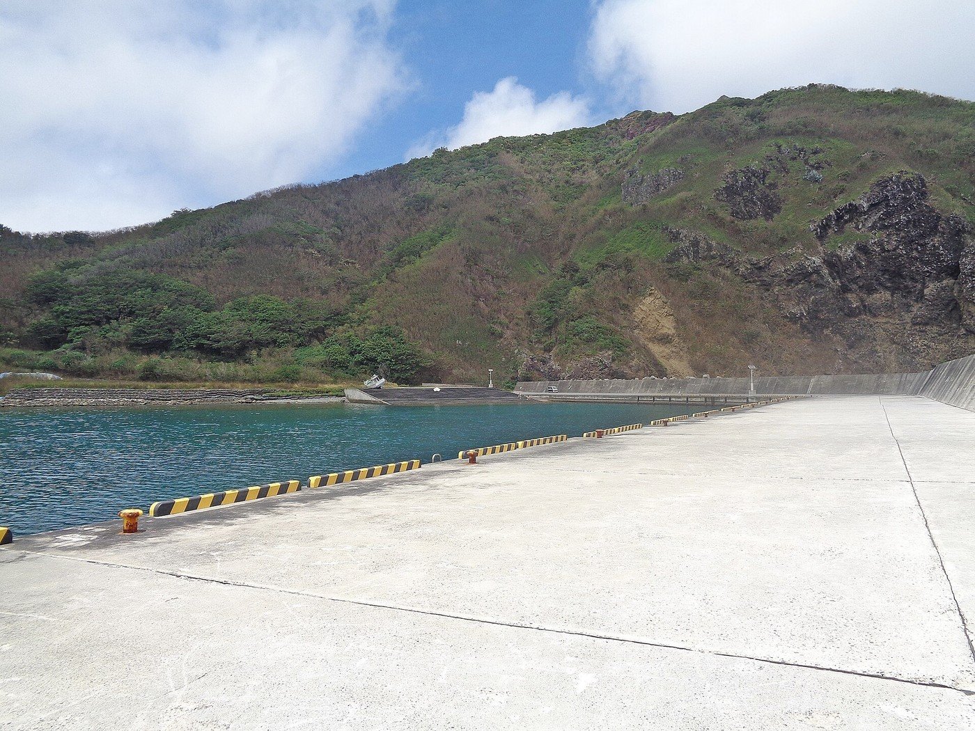 母島の漁港（資料写真、写真: ブルーノ・プラス / CC BY-SA 4.0（ウィキメディア・コモンズ））。母島でも震度3でした