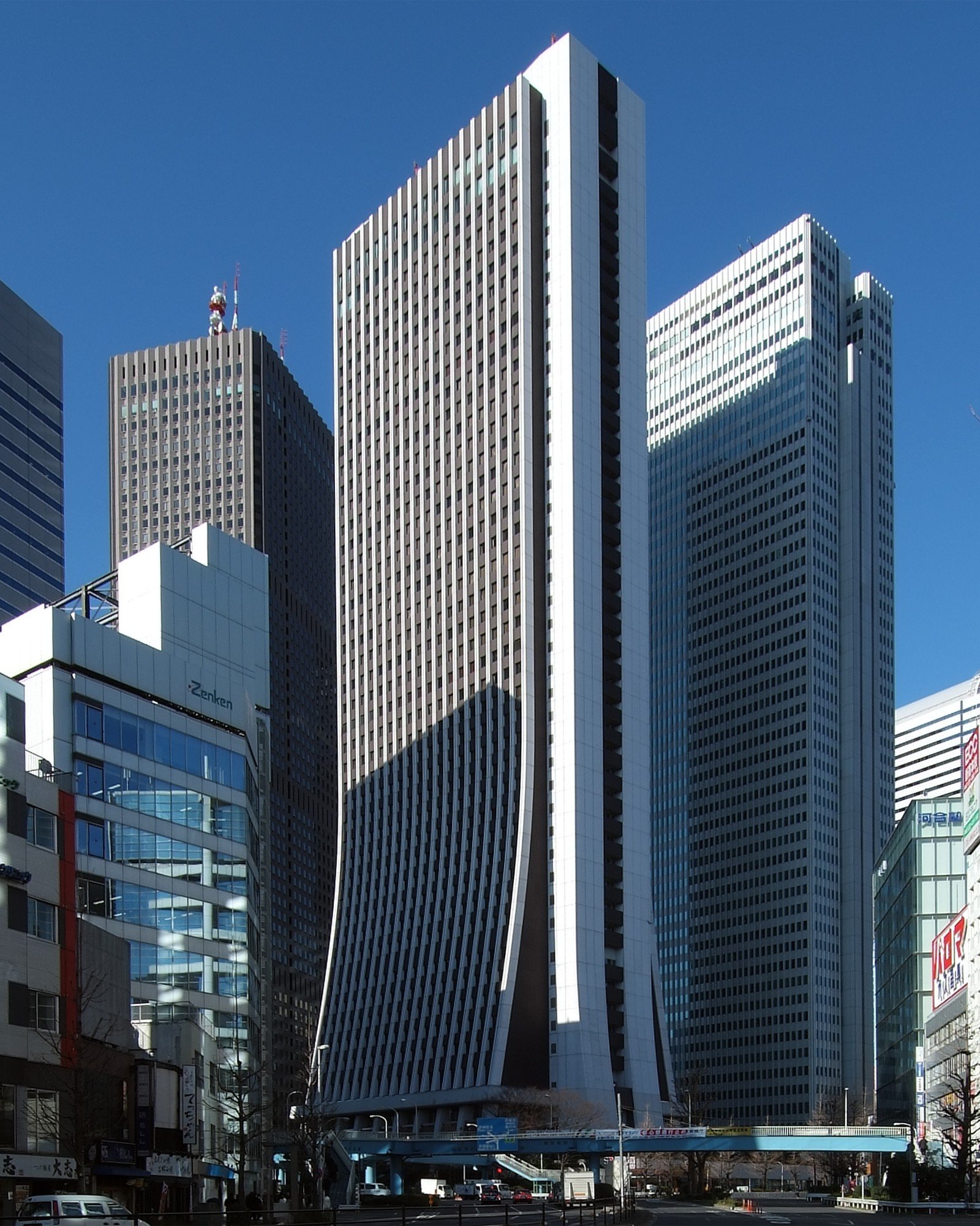 新宿の損保ジャパン本社ビル周辺（写真: Wiiii / CC BY-SA 3.0（ウィキメディア・コモンズ）、イメージ写真）