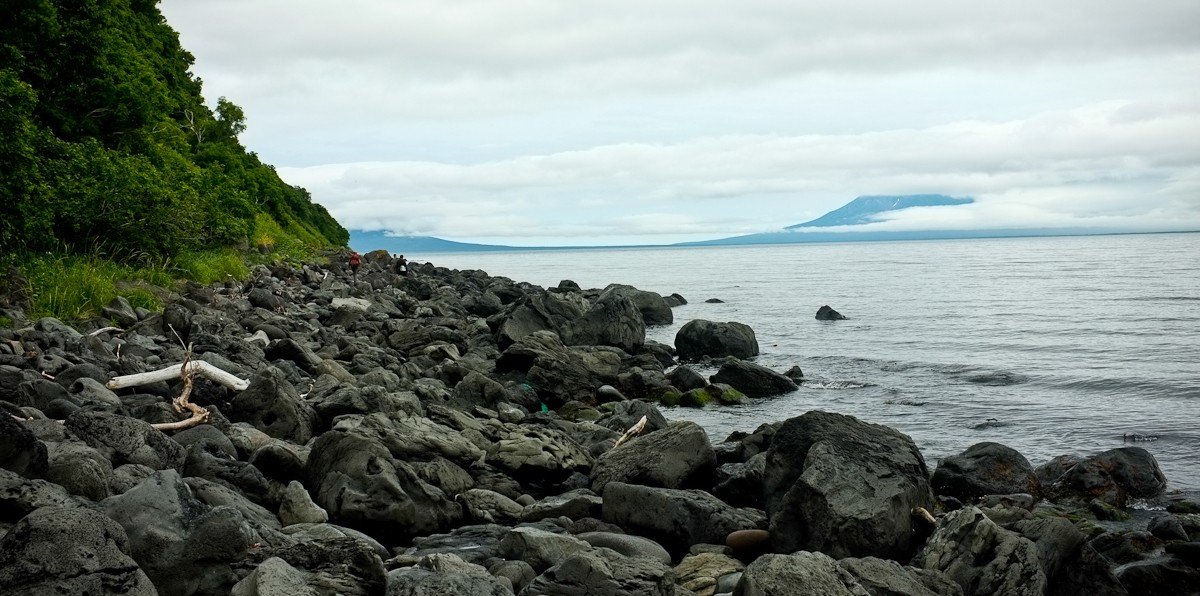 千島列島の海岸（資料写真、写真: acidka / CC BY 2.0（ウィキメディア・コモンズ））