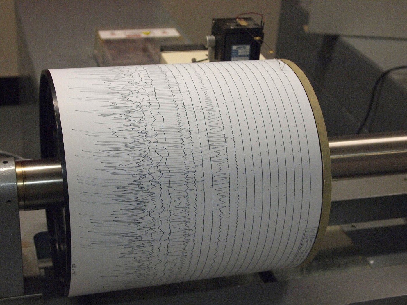 地震計の記録紙（資料写真、写真: Z22 / CC BY-SA 3.0（ウィキメディア・コモンズ）、米国の観測所）