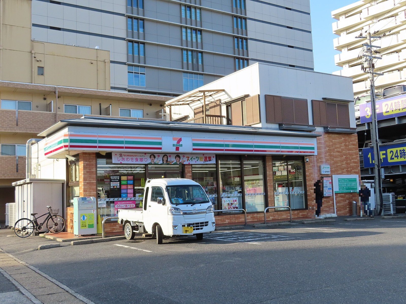 セブン‐イレブンの店舗の外観(写真: 運動会プロテインパワー / CC BY-SA 4.0、ウィキメディア・コモンズ)