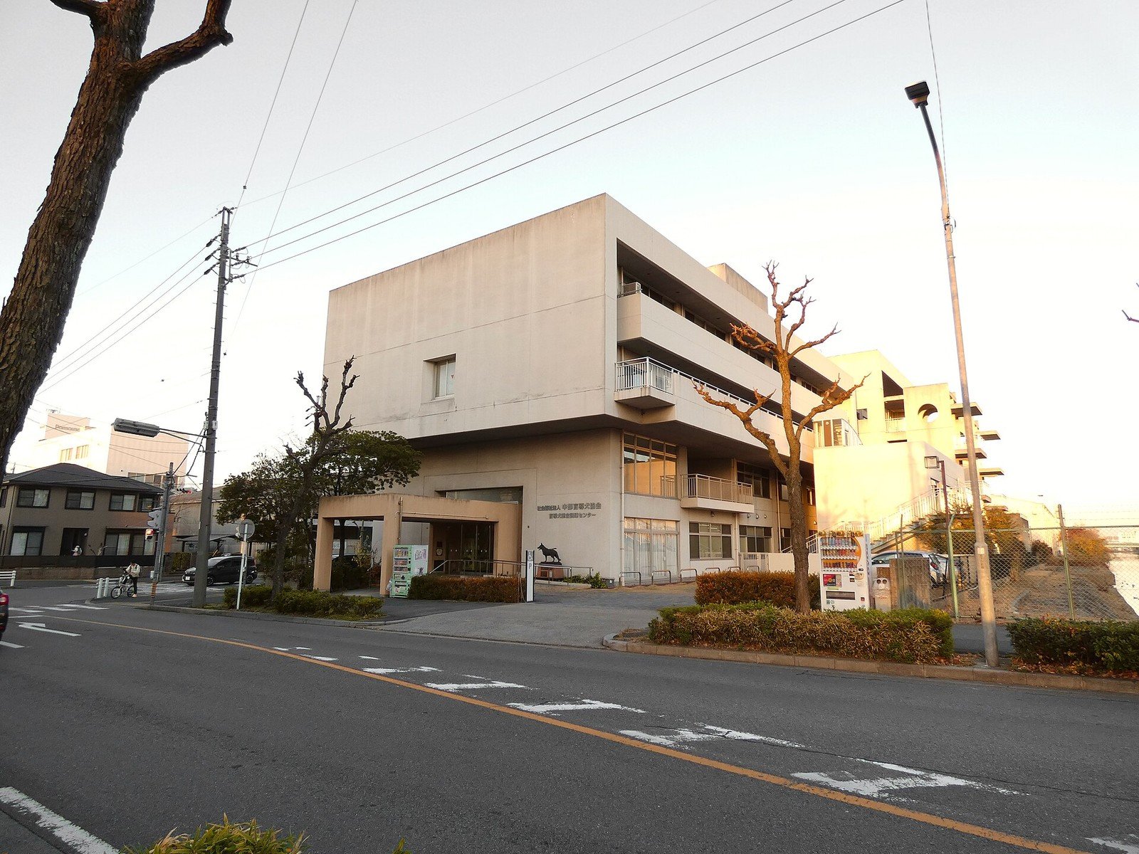 愛知県の盲導犬訓練施設の建物（写真: Kyu3a / CC BY-SA 4.0（ウィキメディア・コモンズ）、イメージ写真）