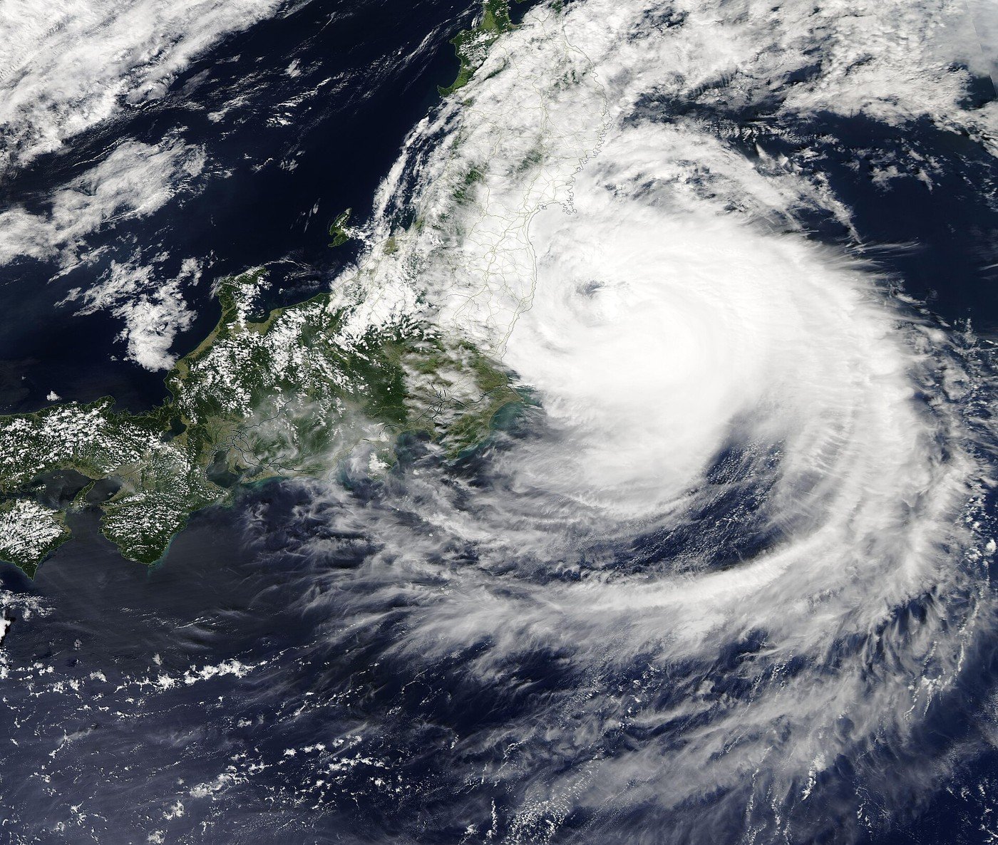 日本の沖の台風（写真: MODIS Land Rapid Response Team, NASA GSF / Public domain（ウィキメディア・コモンズ）、2019年の衛星画像。過去の台風）