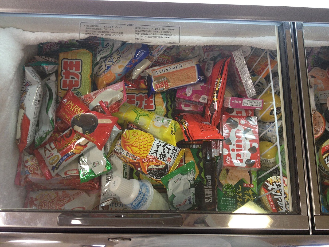 冷凍ケースのアイス（写真: Yuya Tamai / CC BY 2.0（ウィキメディア・コモンズ）、イメージ写真）