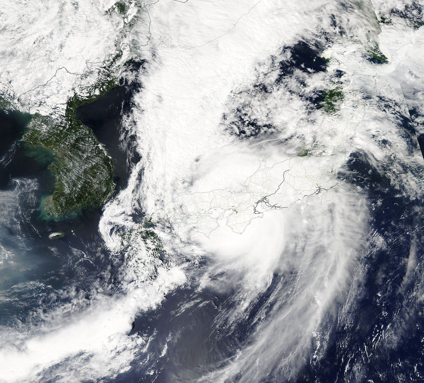 日本列島にかかる台風（写真: MODIS Land Rapid Response Team, NASA GSF / Public domain（ウィキメディア・コモンズ）、2018年の衛星画像。過去の台風）
