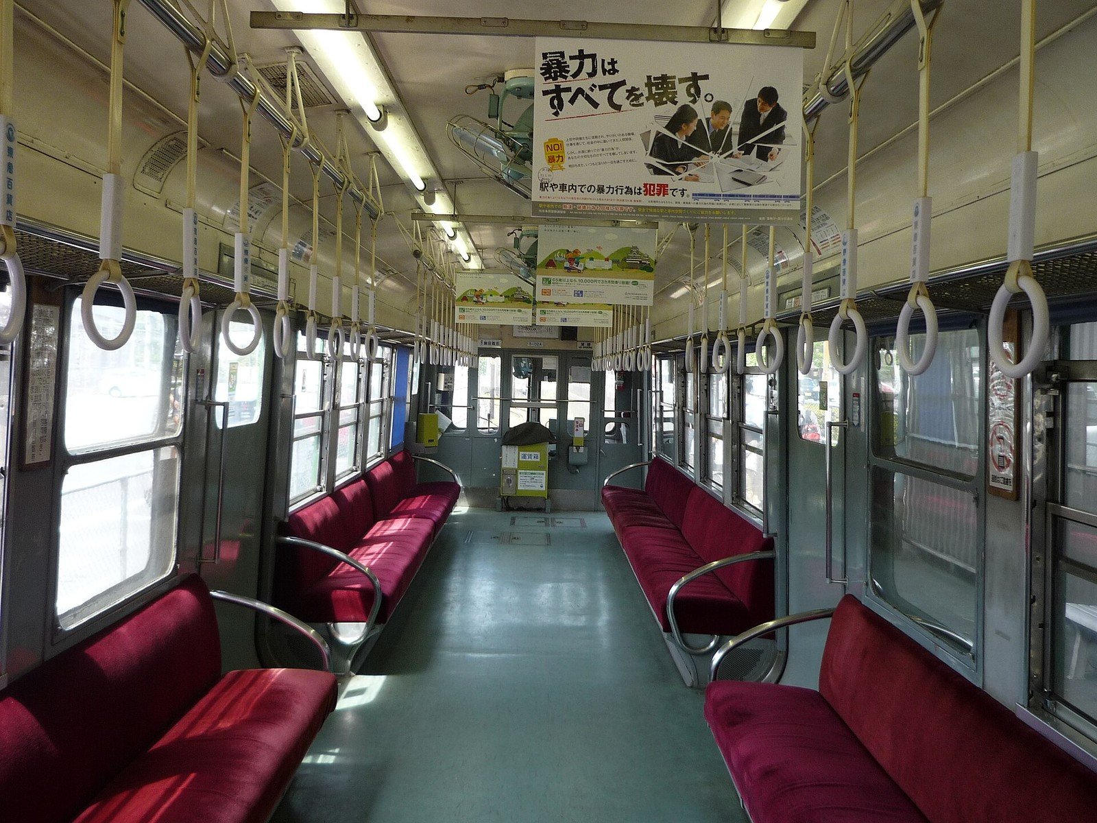 熊本電鉄の電車の車内(写真: Suikotei / CC BY-SA 4.0、ウィキメディア・コモンズ)