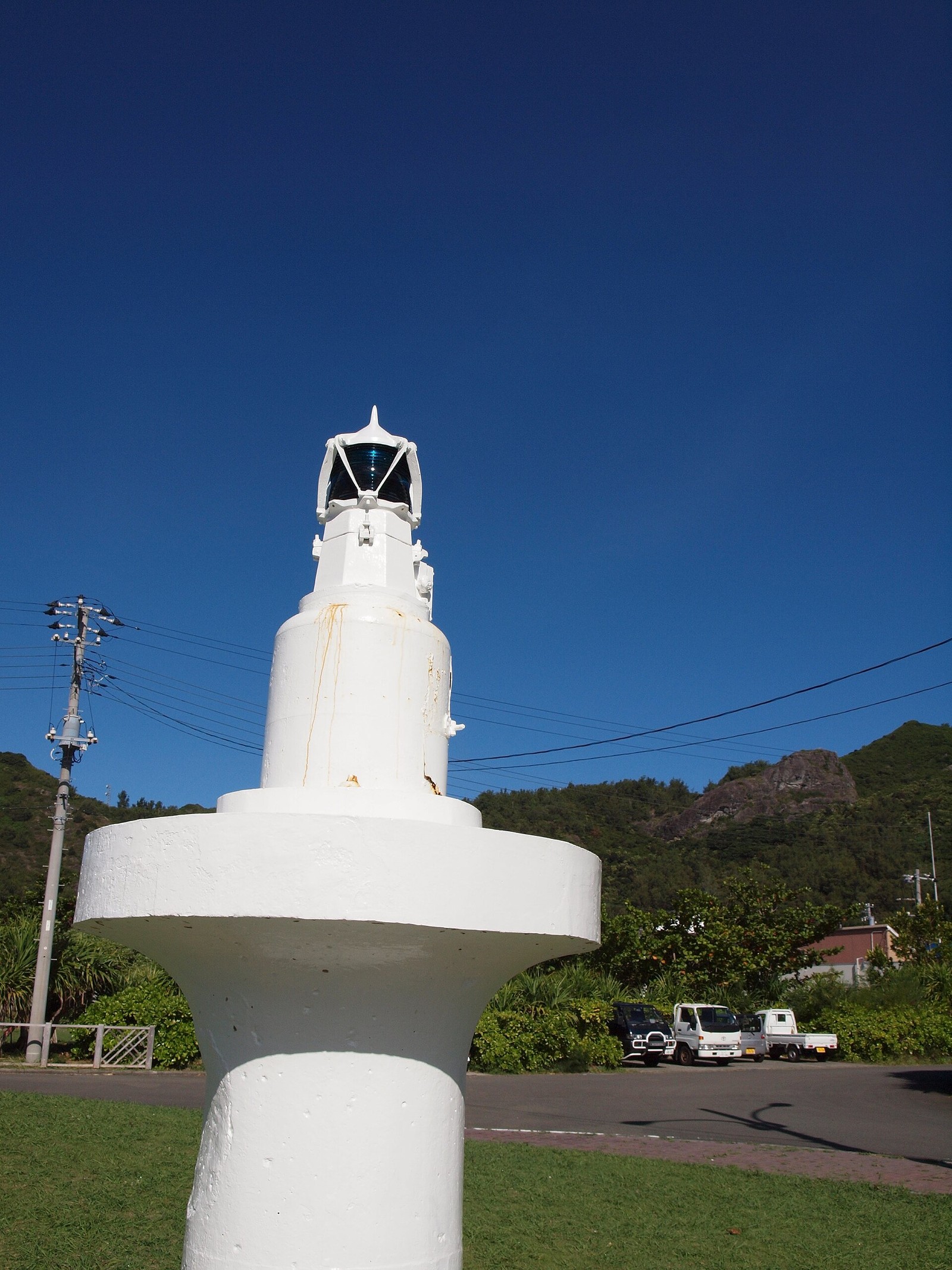 父島の灯台（写真: Kaz Ish / CC BY-SA 3.0（ウィキメディア・コモンズ）、イメージ写真）
