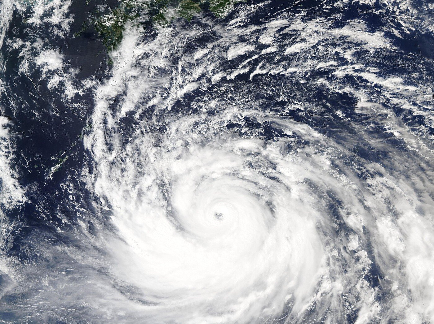 日本に近づく台風（写真: MODIS Land Rapid Response Team, NASA GSF / Public domain（ウィキメディア・コモンズ）、2022年の衛星画像。過去の台風）