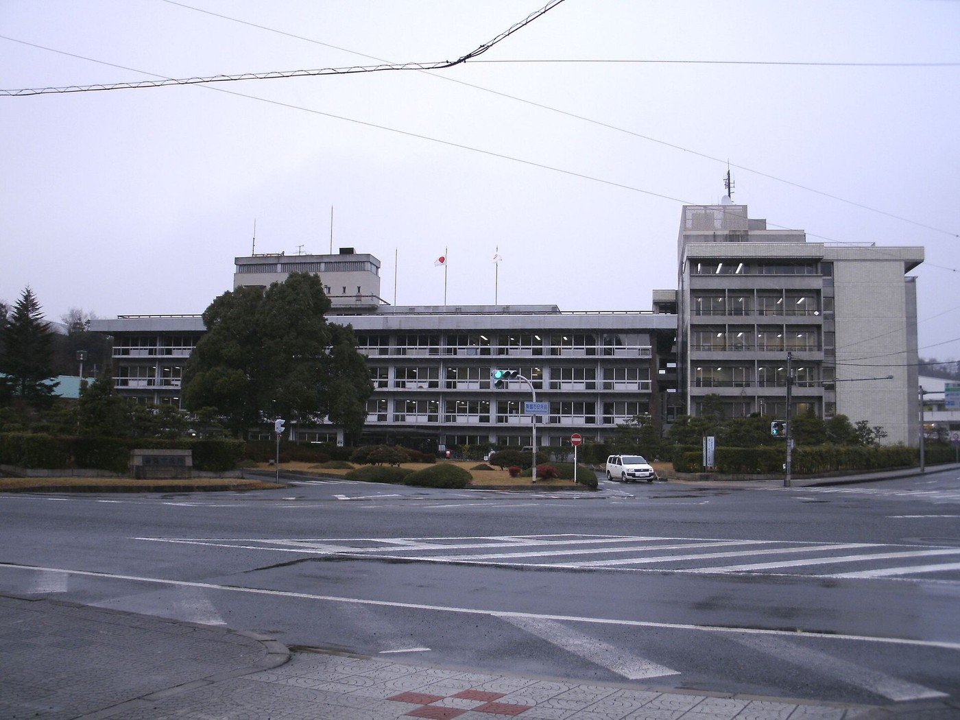 舞鶴市役所(写真: Bakkai / CC BY 3.0(ウィキメディア・コモンズ)、イメージ写真)
