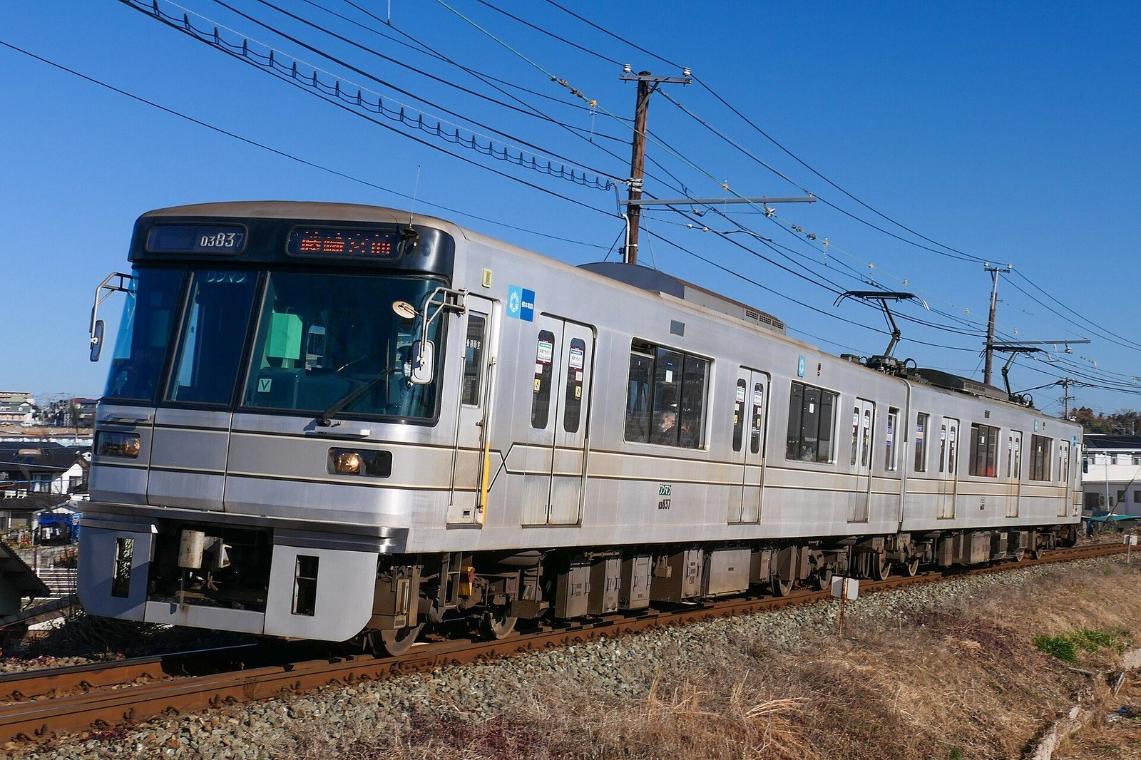 走行する電車(写真: MaedaAkihiko / CC BY-SA 4.0、ウィキメディア・コモンズ)