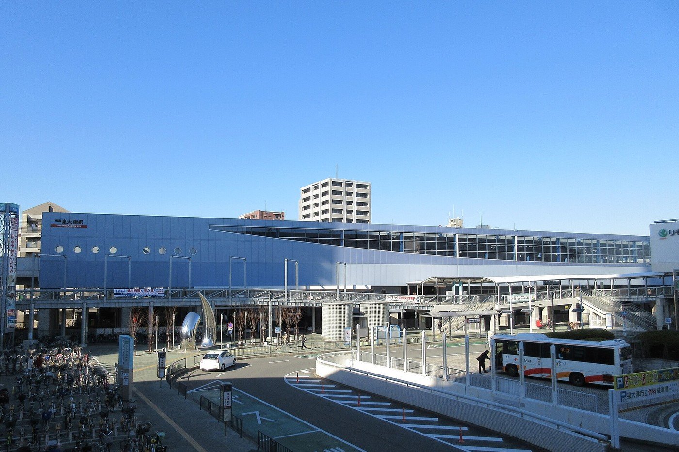 南海・泉大津駅（写真: KishujiRapid / CC BY-SA 4.0（ウィキメディア・コモンズ）、イメージ写真）