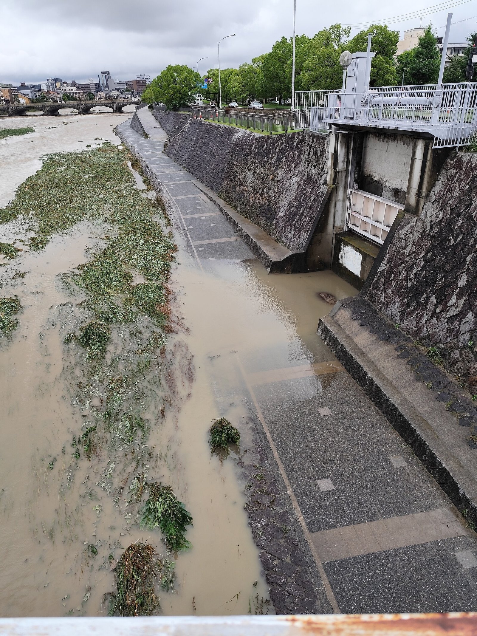 大雨で水かさが増した水路(資料写真)