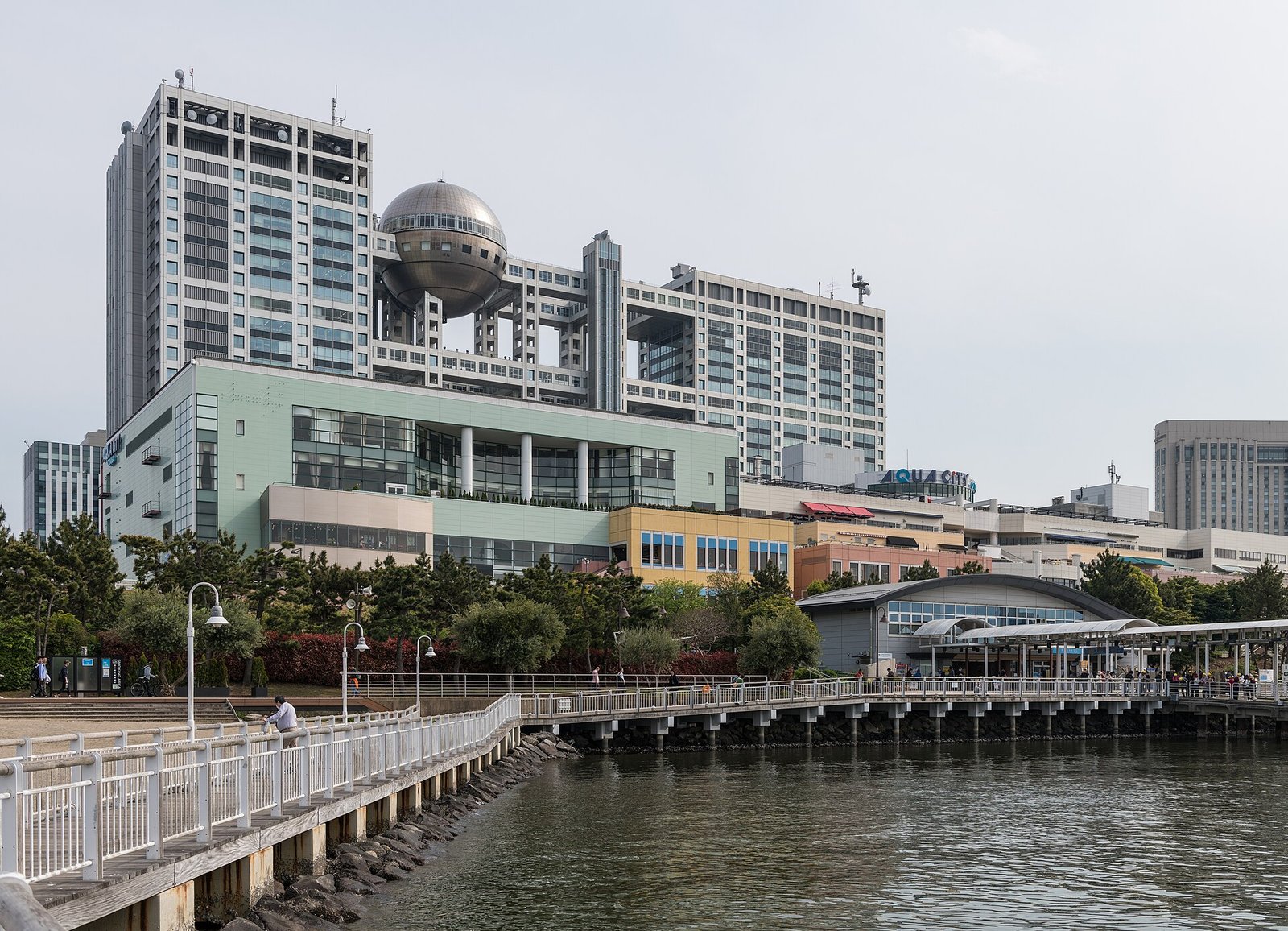 フジテレビとアクアシティお台場(資料写真)