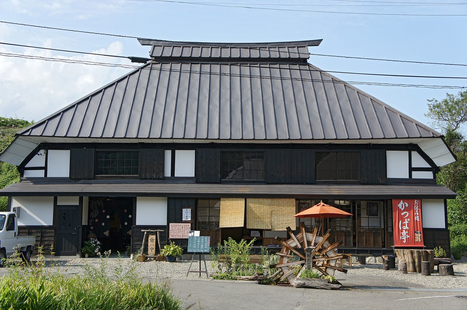 白馬村の古民家を使った店(資料写真)
