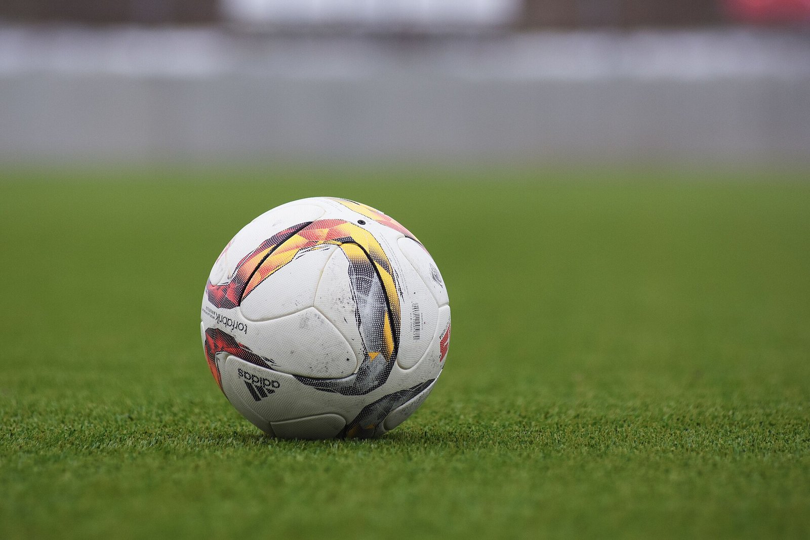 芝の上のサッカーボール(資料写真)