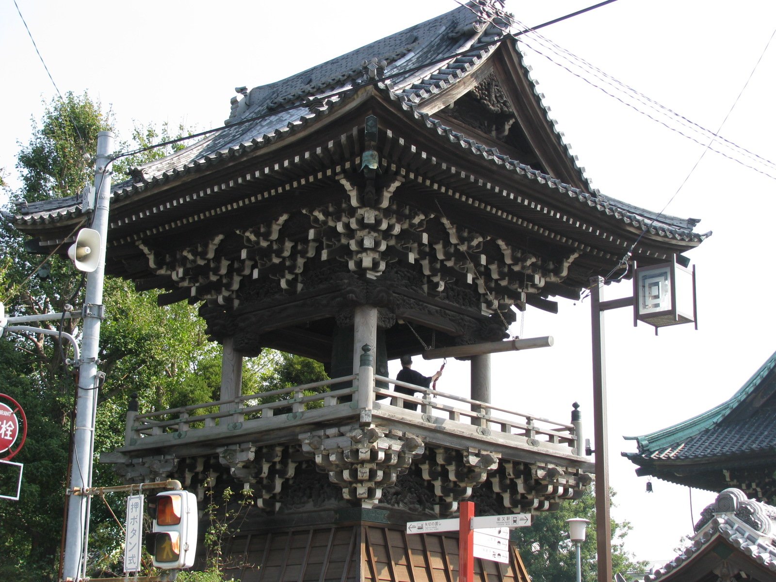 葛飾区・柴又帝釈天の鐘楼(資料写真)