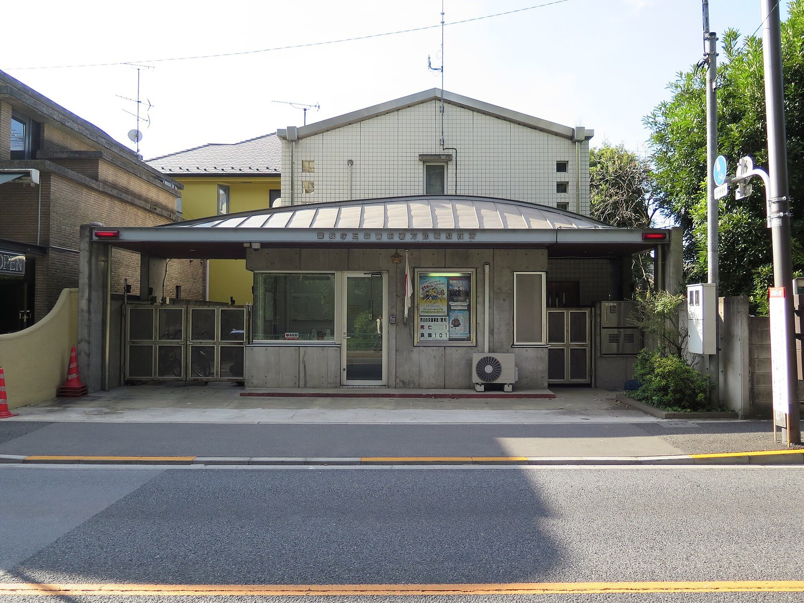 住宅街の交番(資料写真・三鷹)