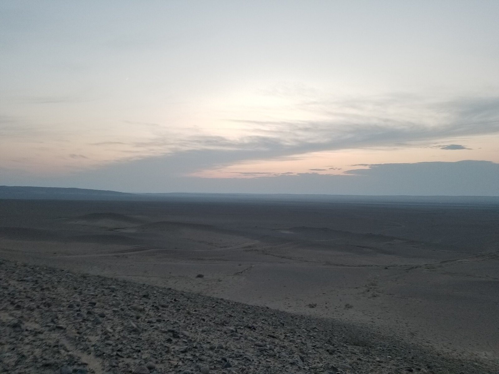 夕暮れのモンゴルの大地(Wikimedia Commons・資料写真)
